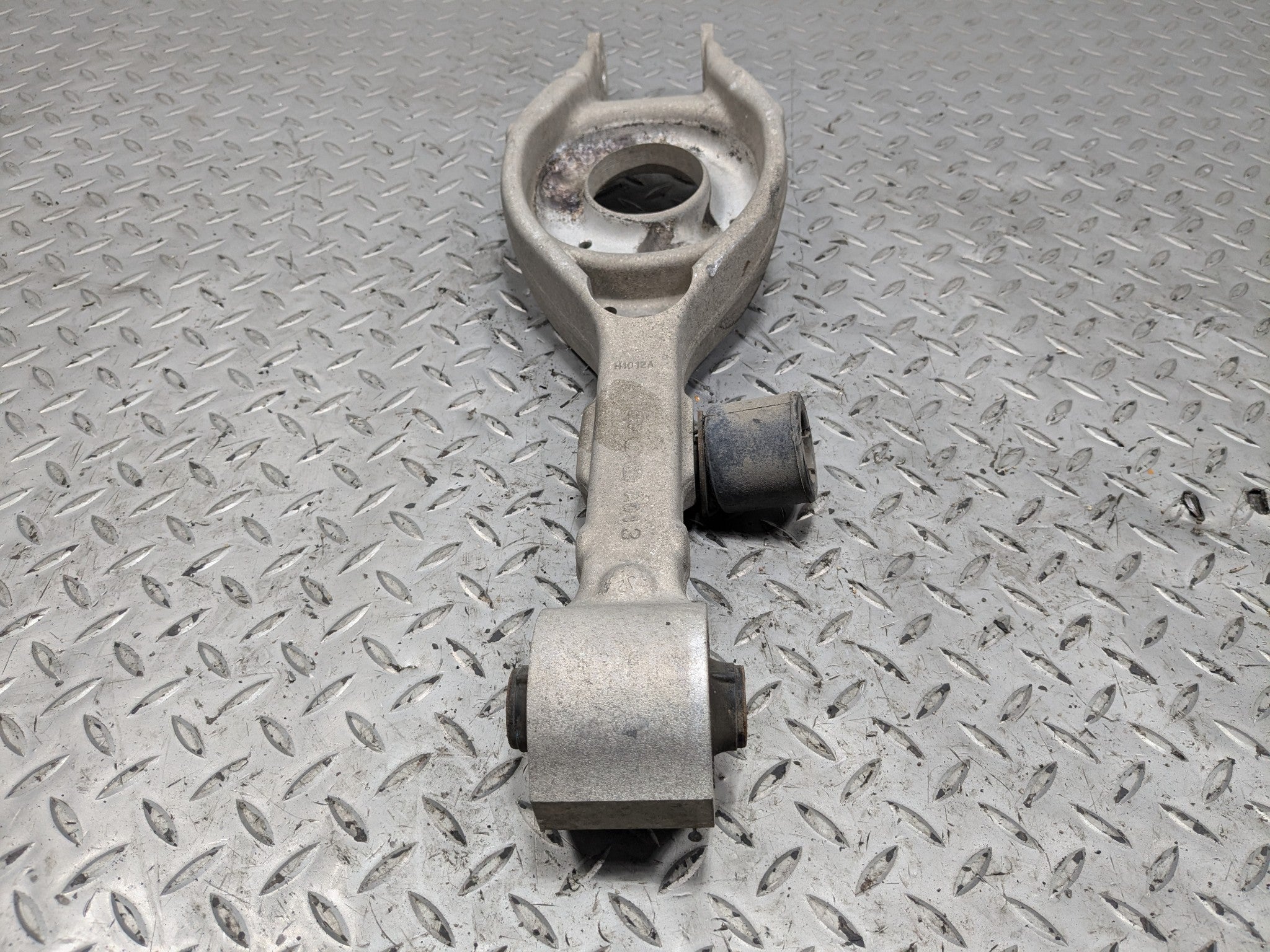 2012 - 2014 HYUNDAI AZERA OEM LOWER CONTROL ARM SUSPENSION REAR RIGHT SIDE
