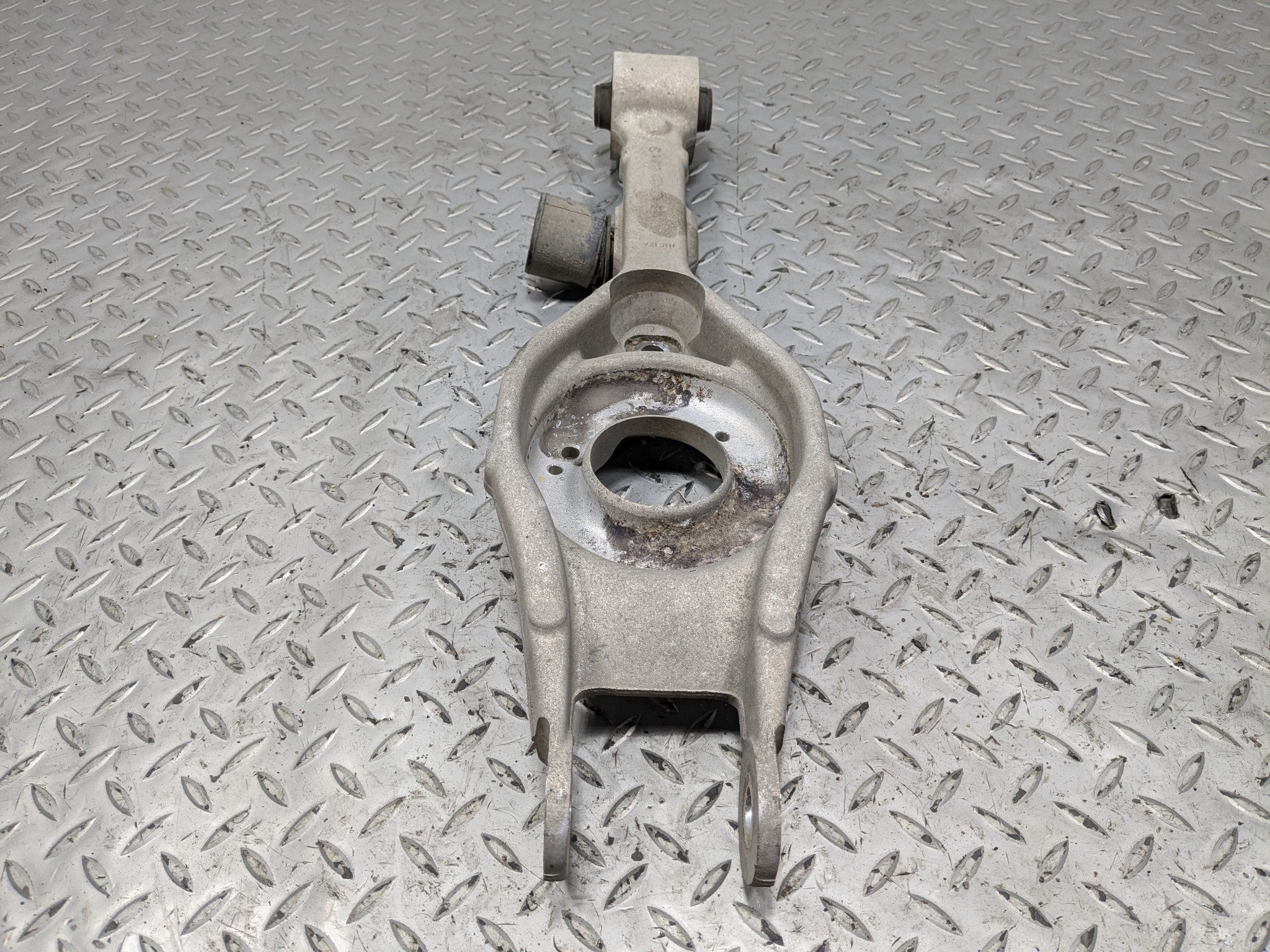 2012 - 2014 HYUNDAI AZERA OEM LOWER CONTROL ARM SUSPENSION REAR RIGHT SIDE