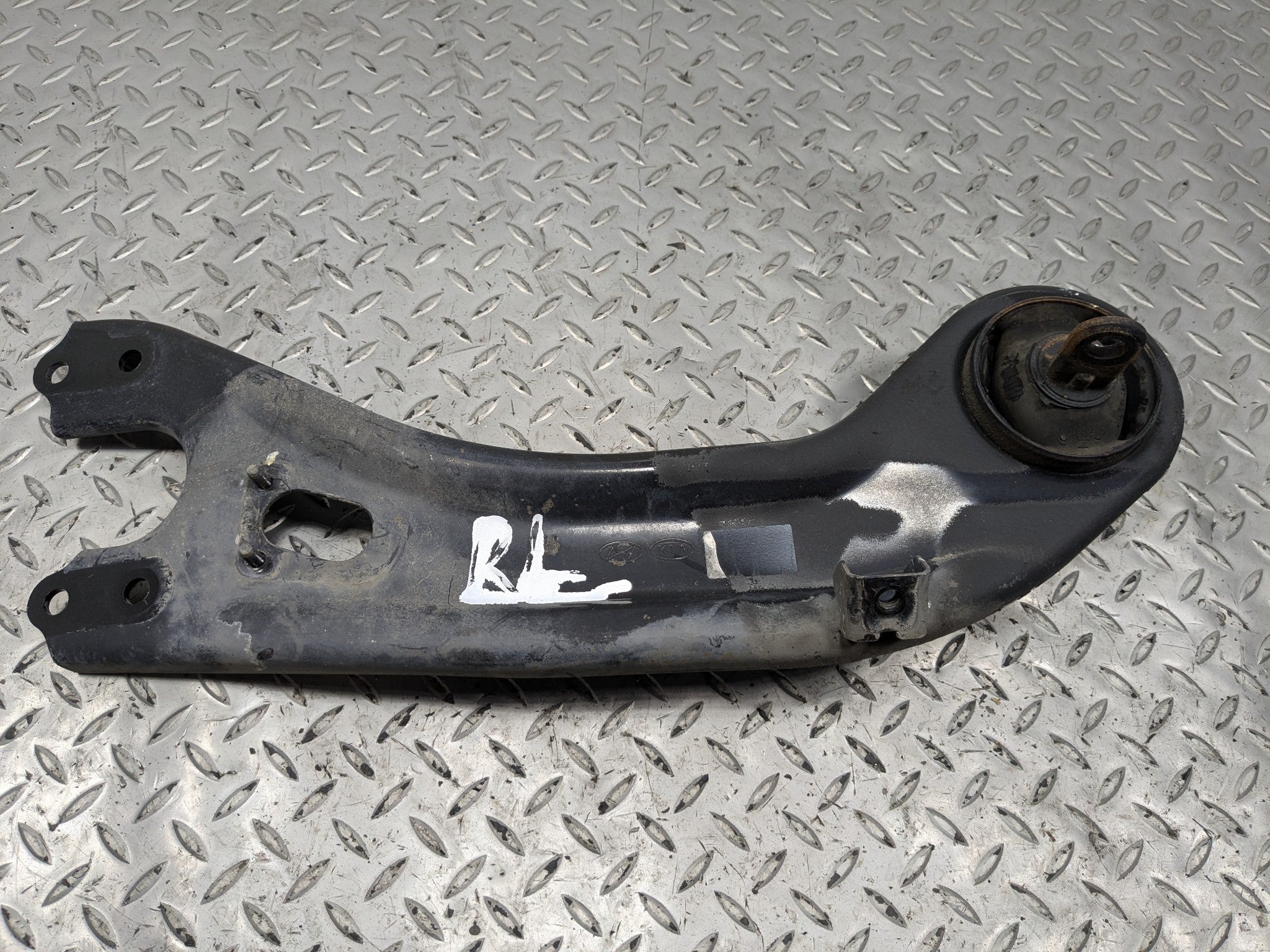 2012 - 2014 OEM HYUNDAI AZERA TRAILING LOWER CONTROL ARM REAR LEFT DRIVER SIDE