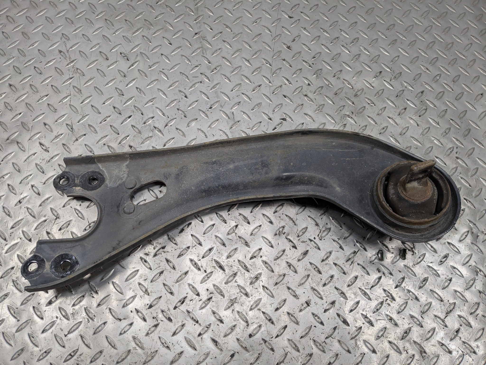 2012 - 2014 OEM HYUNDAI AZERA TRAILING LOWER CONTROL ARM REAR LEFT DRIVER SIDE
