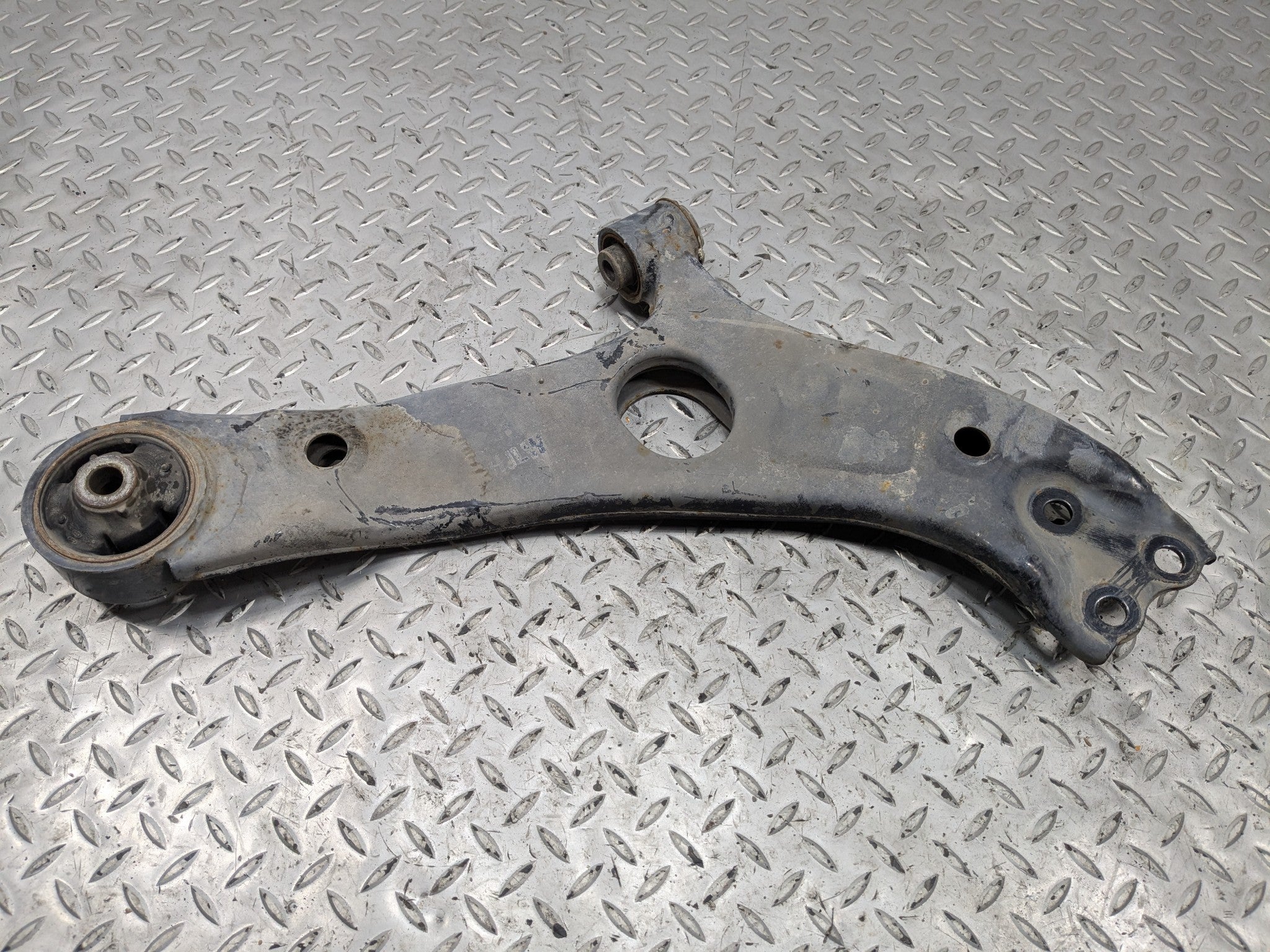 2012 - 2014 OEM HYUNDAI AZERA LOWER CONTROL ARM SUSPENSION FRONT RIGHT SIDE