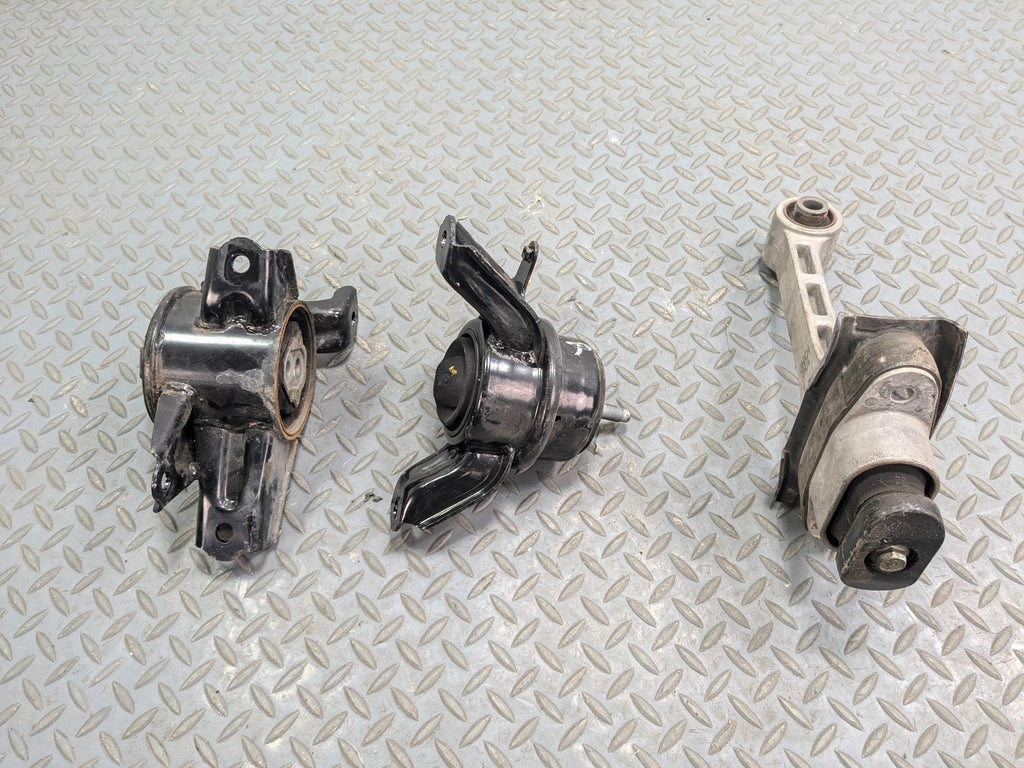 12 - 14 HYUNDAI AZERA OEM ENGINE FRAME MOUNT SUPPORT FRONT LEFT AND RIGHT SIDE