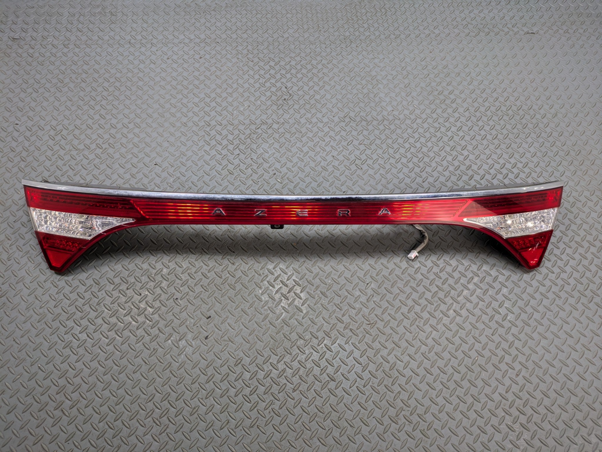 2012 - 2014 OEM HYUNDAI AZERA TAIL LIGHT WITH CAMERA REAR CENTER LID MOUNTED