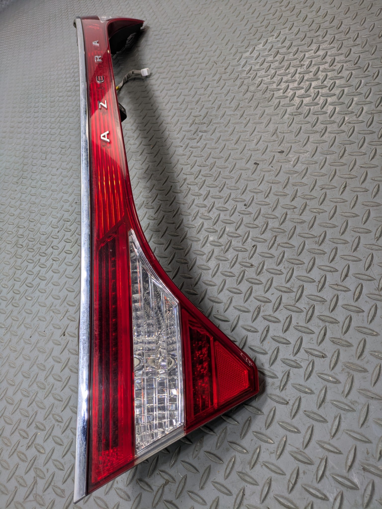 2012 - 2014 OEM HYUNDAI AZERA TAIL LIGHT WITH CAMERA REAR CENTER LID MOUNTED