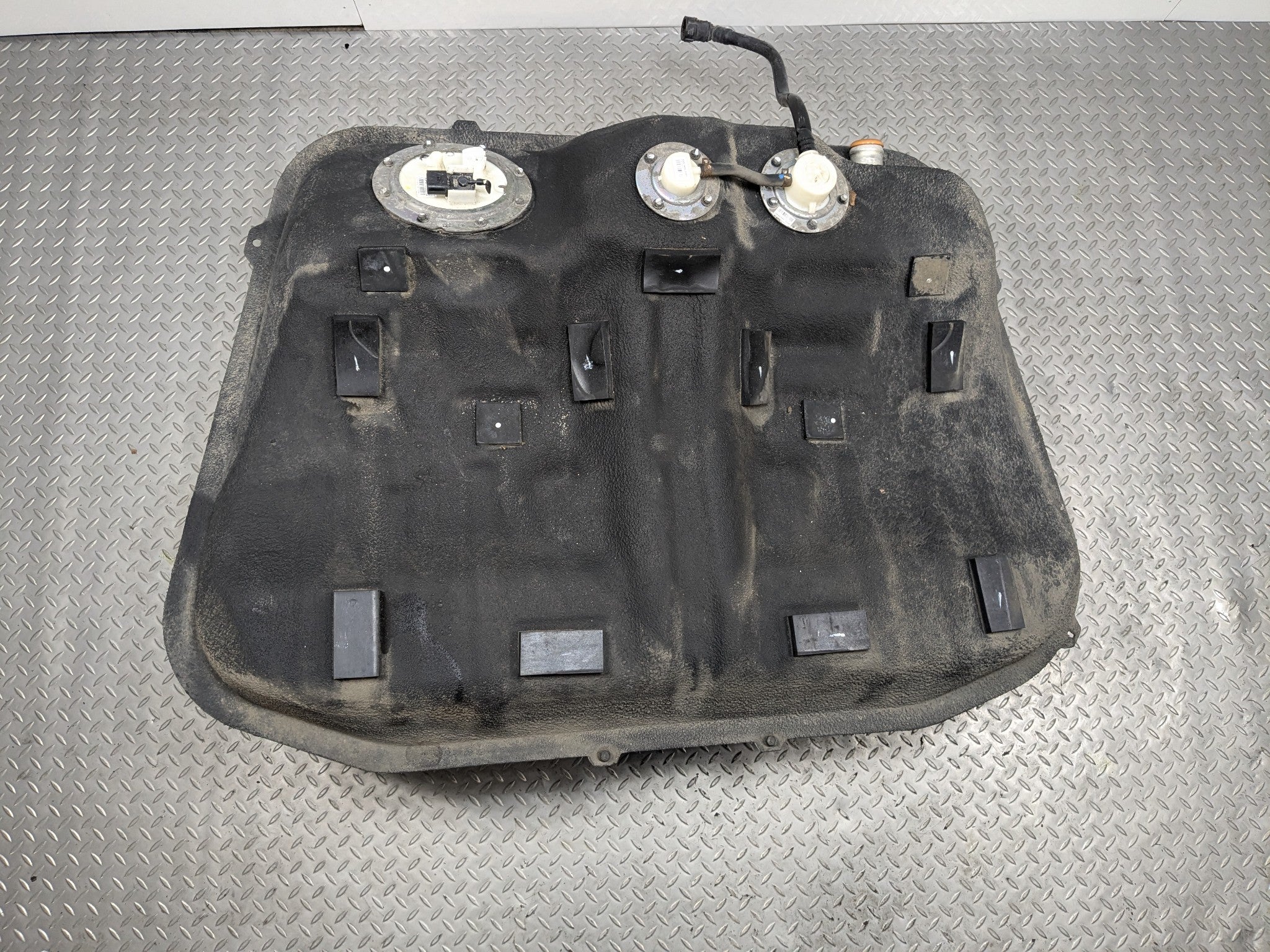2012 - 2014 HYUNDAI AZERA OEM GAS FUEL TANK RESERVOIR ASSEMBLY 18.5 GALLON