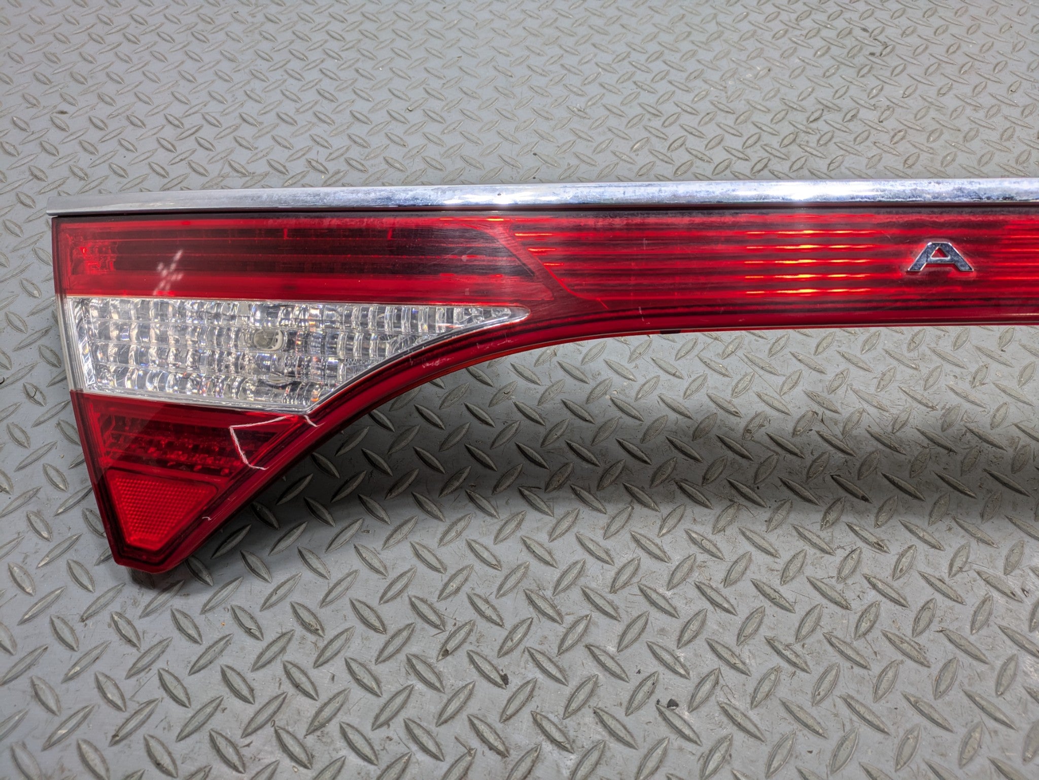 2012 - 2014 OEM HYUNDAI AZERA TAIL LIGHT WITH CAMERA REAR CENTER LID MOUNTED