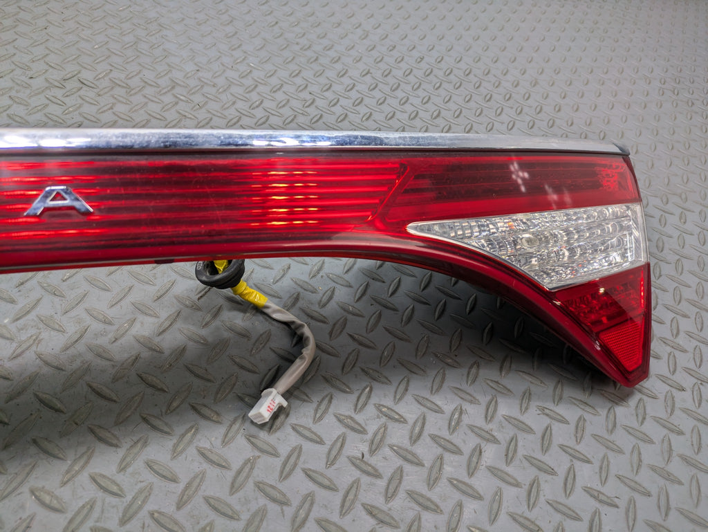 2012 - 2014 OEM HYUNDAI AZERA TAIL LIGHT WITH CAMERA REAR CENTER LID MOUNTED