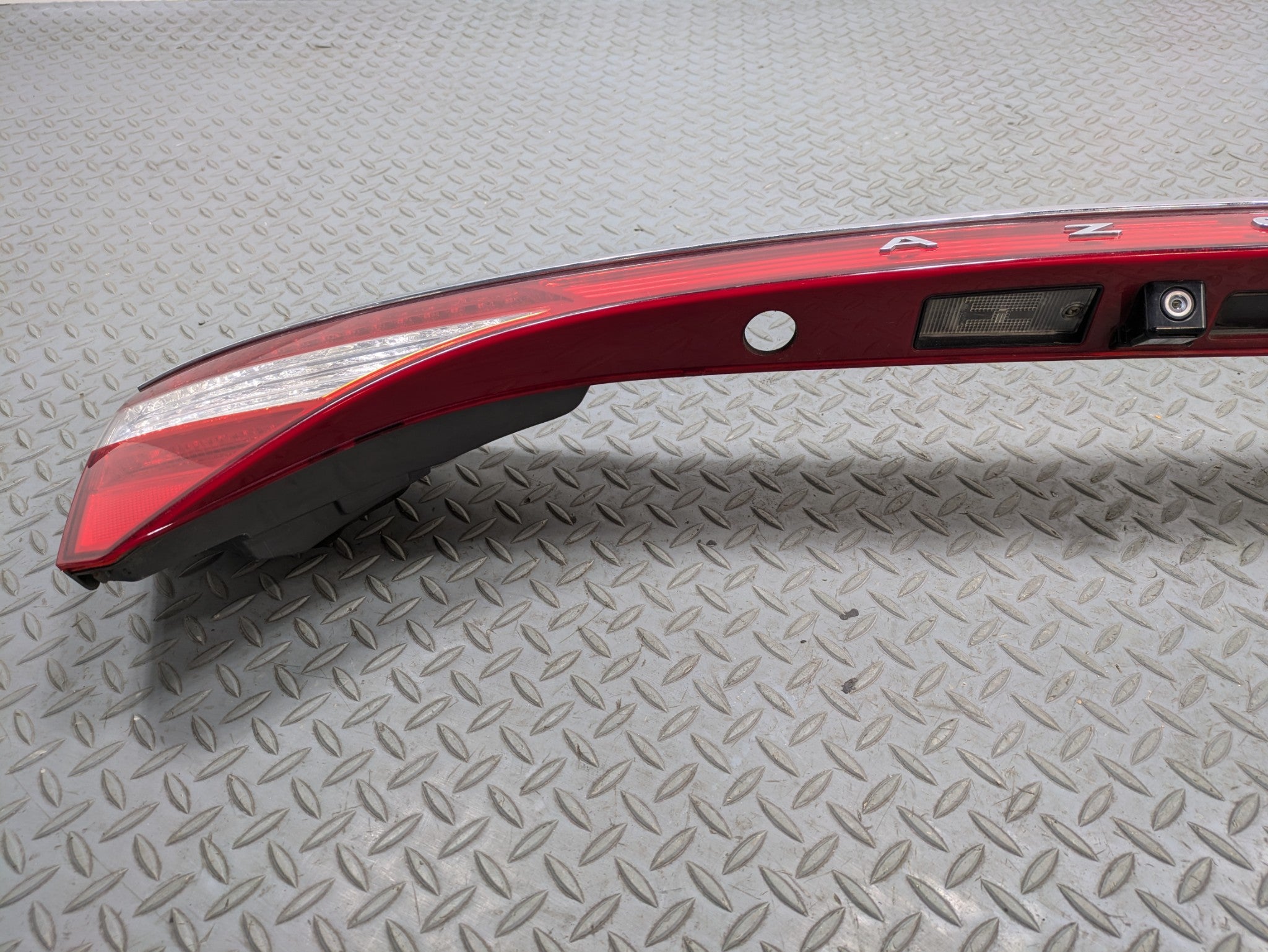 2012 - 2014 OEM HYUNDAI AZERA TAIL LIGHT WITH CAMERA REAR CENTER LID MOUNTED