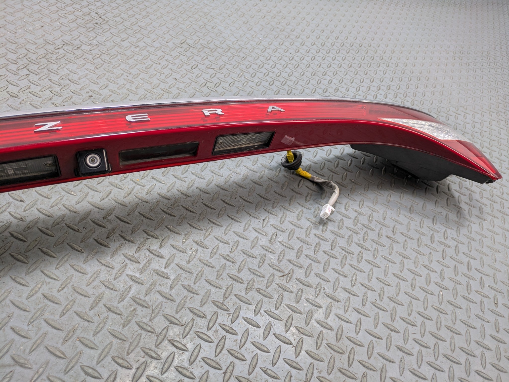 2012 - 2014 OEM HYUNDAI AZERA TAIL LIGHT WITH CAMERA REAR CENTER LID MOUNTED