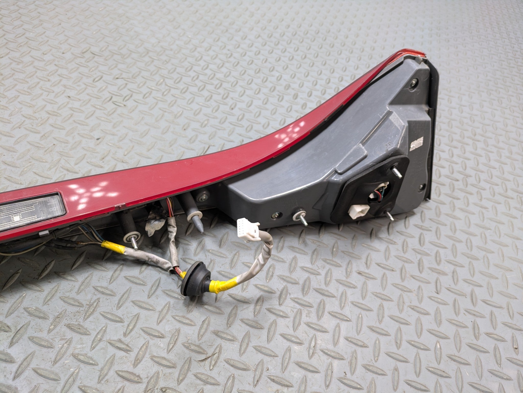 2012 - 2014 OEM HYUNDAI AZERA TAIL LIGHT WITH CAMERA REAR CENTER LID MOUNTED
