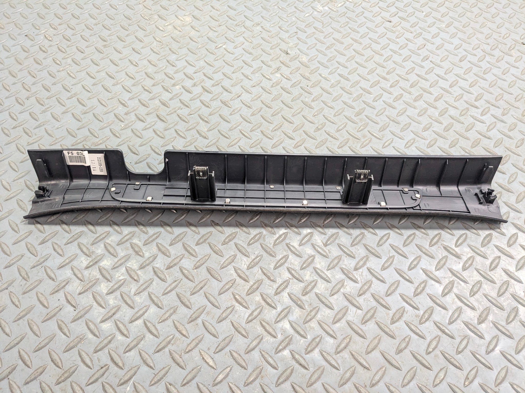 2012 - 2014 HYUNDAI AZERA OEM SILL PLATE SCUFF FRONT LEFT DRIVER SIDE