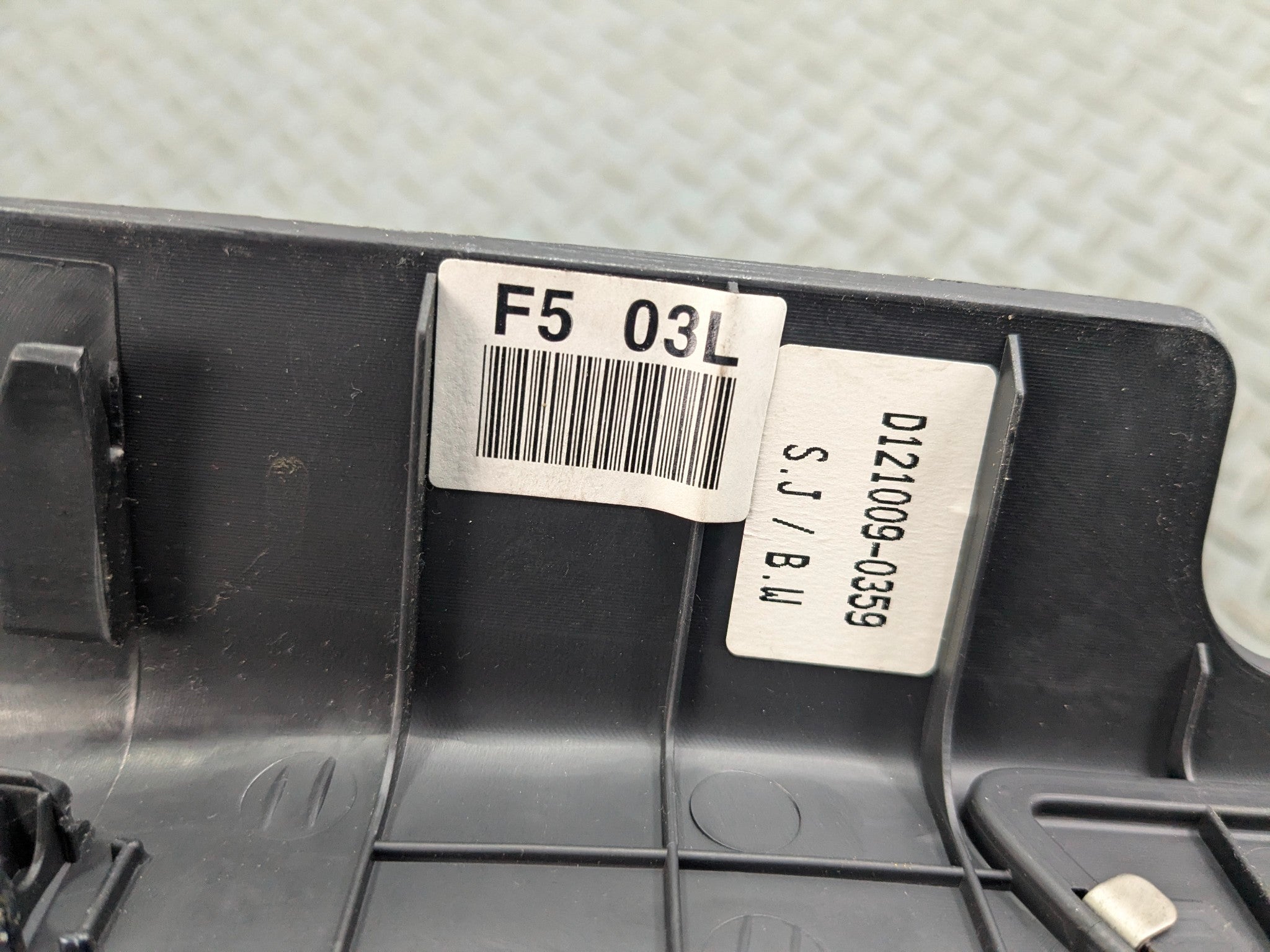 2012 - 2014 HYUNDAI AZERA OEM SILL PLATE SCUFF FRONT LEFT DRIVER SIDE