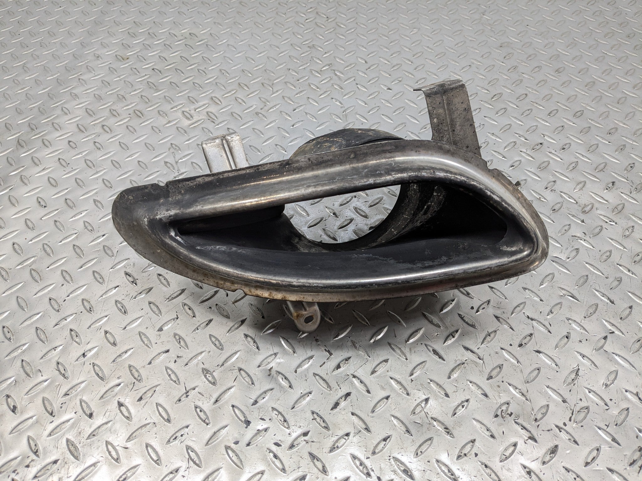 2012 - 2014 HYUNDAI AZERA OEM EXHAUSTTIP BRACKET TRIM REAR RIGHT PASSENGER SIDE