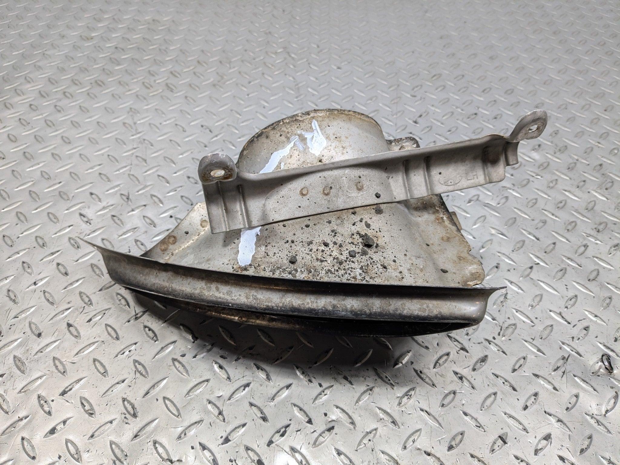 2012 - 2014 HYUNDAI AZERA OEM EXHAUST TIP BRACKET TRIM REAR LEFT DRIVER SIDE