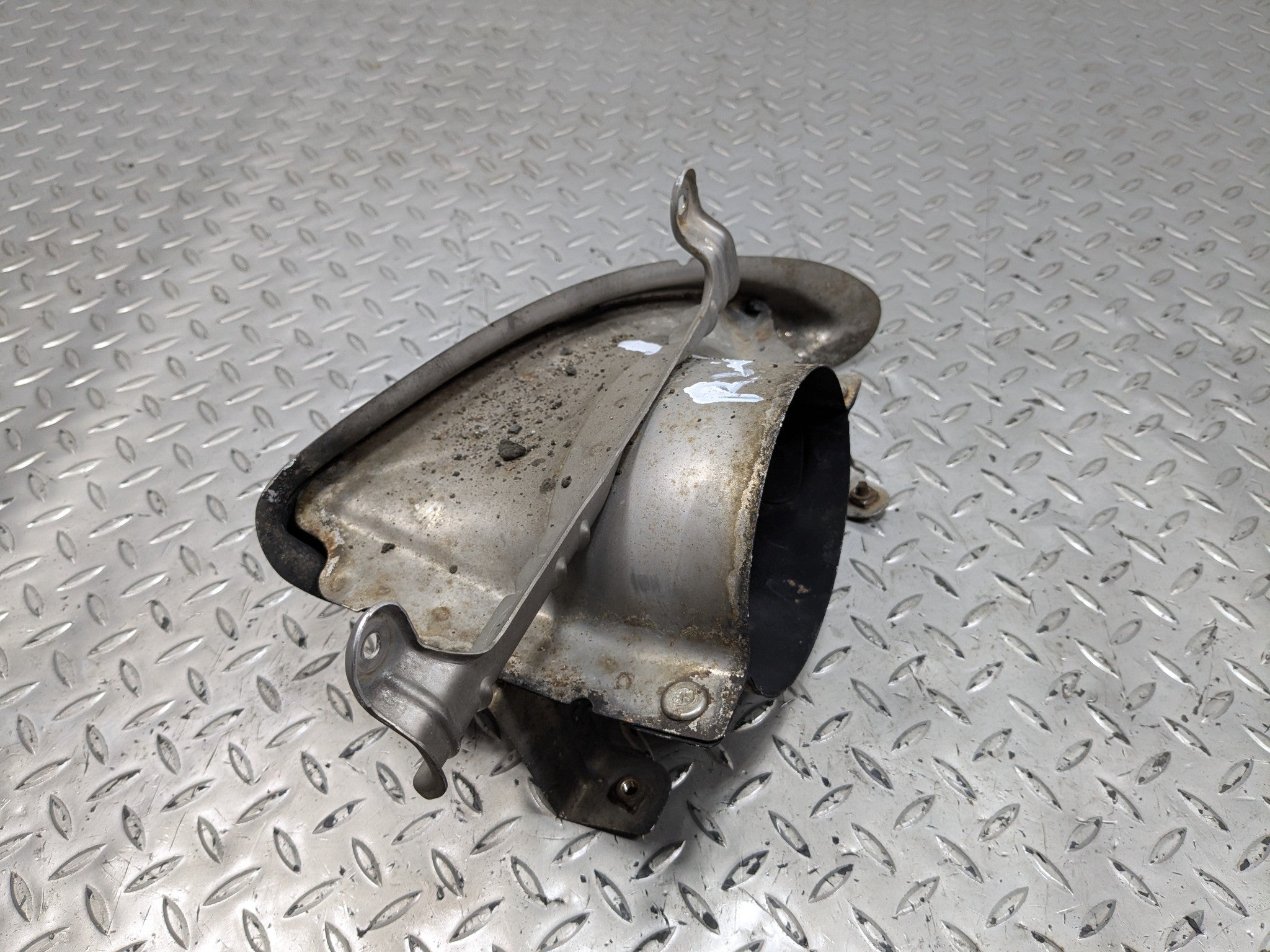 2012 - 2014 HYUNDAI AZERA OEM EXHAUST TIP BRACKET TRIM REAR LEFT DRIVER SIDE