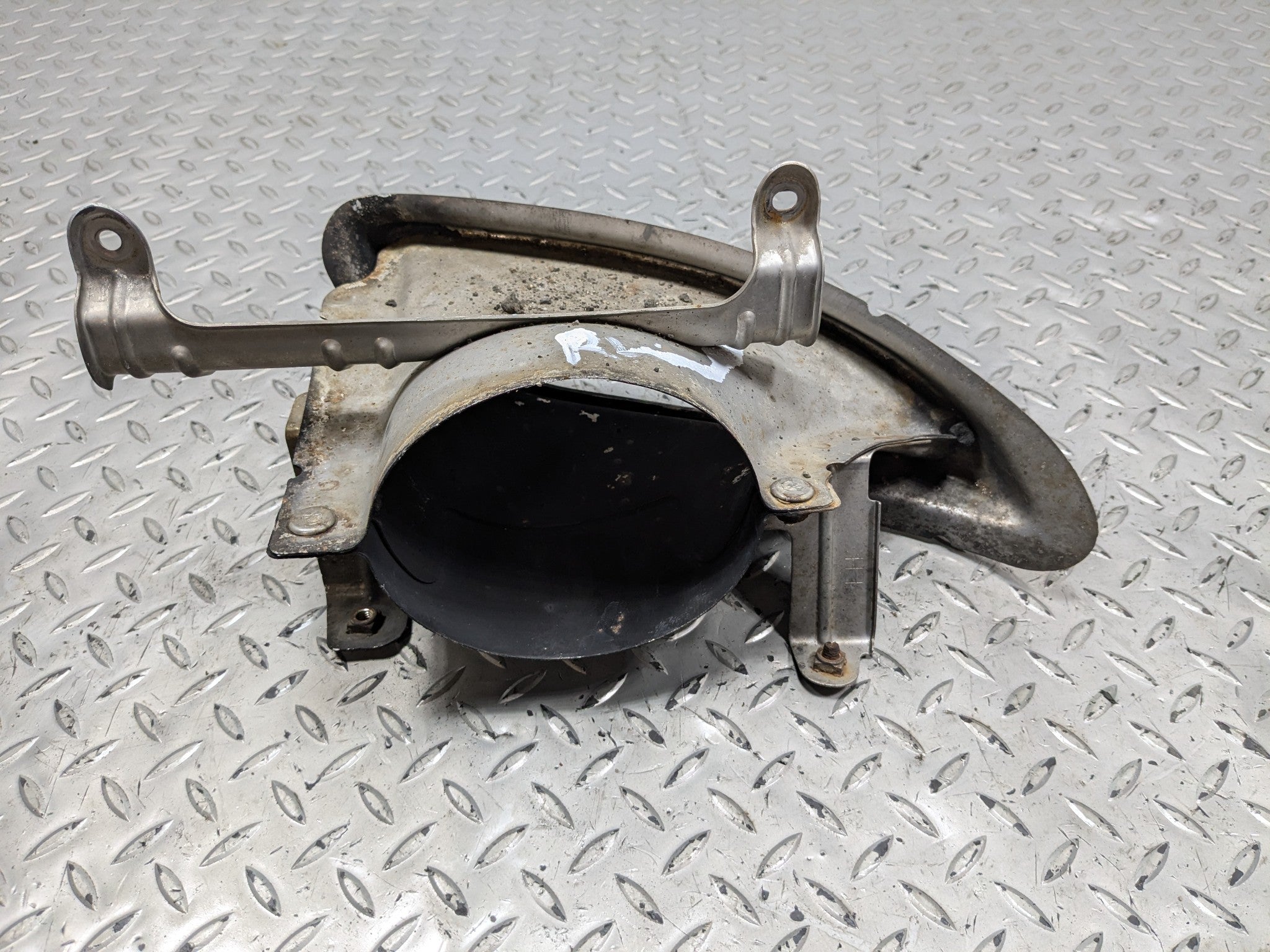 2012 - 2014 HYUNDAI AZERA OEM EXHAUST TIP BRACKET TRIM REAR LEFT DRIVER SIDE