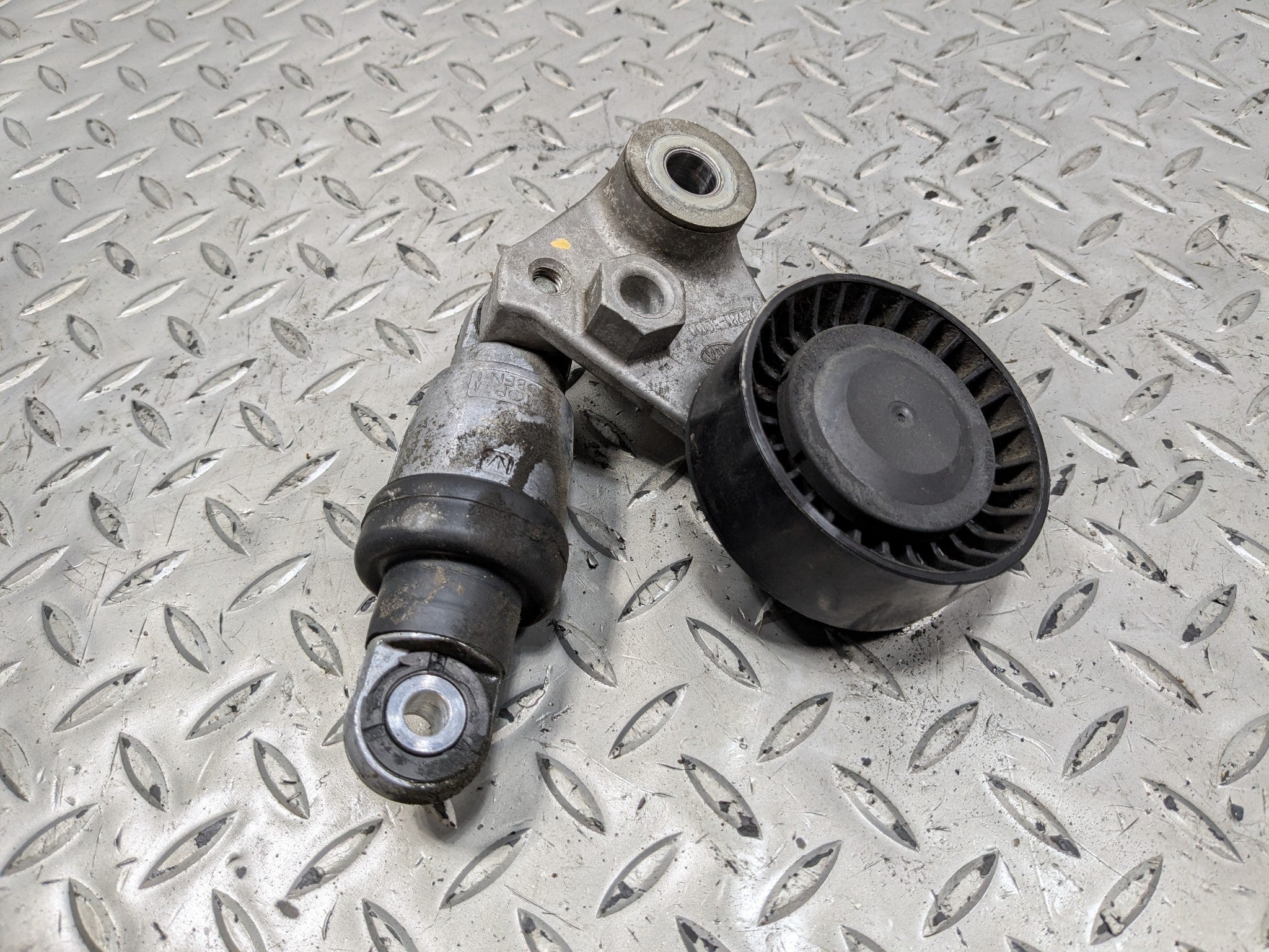 2012 - 2014 HYUNDAI AZERA OEM ENGINE BELT TENSIONER ASSEMBLY