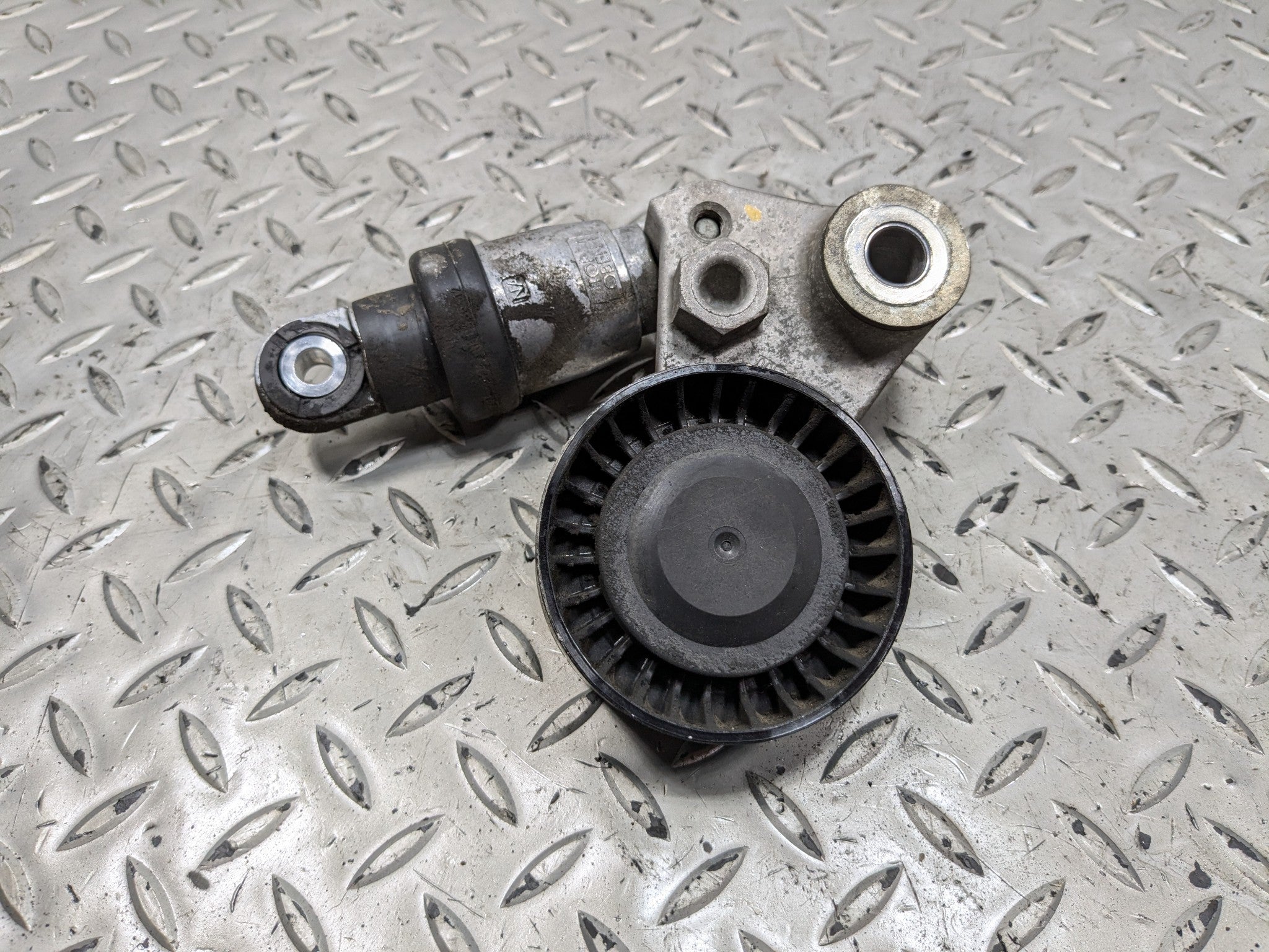 2012 - 2014 HYUNDAI AZERA OEM ENGINE BELT TENSIONER ASSEMBLY