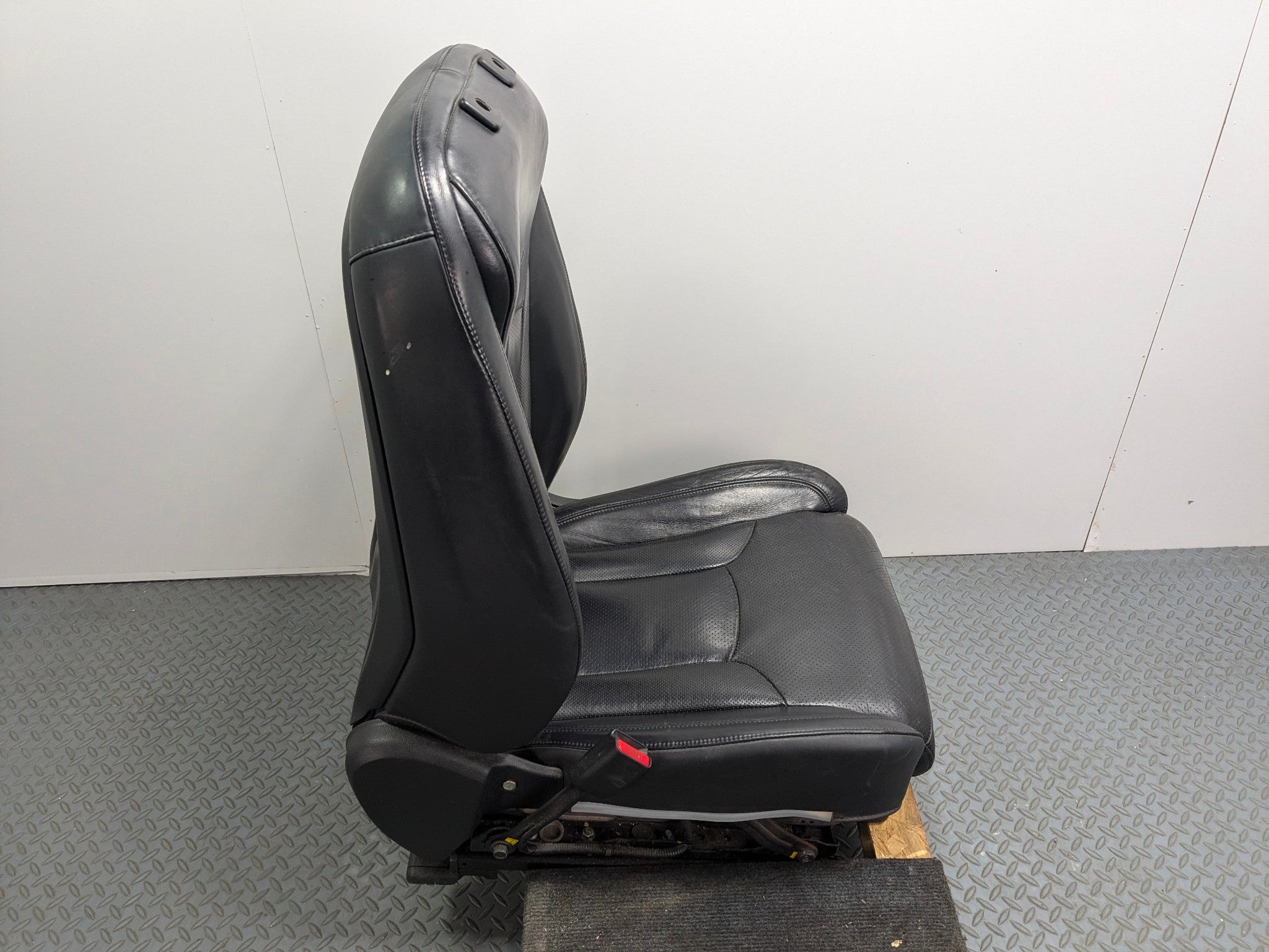 2012 - 2014 HYUNDAI AZERA OEM DRIVER SIDE SEAT ASSEMBLY LEATHER FRONT LEFT
