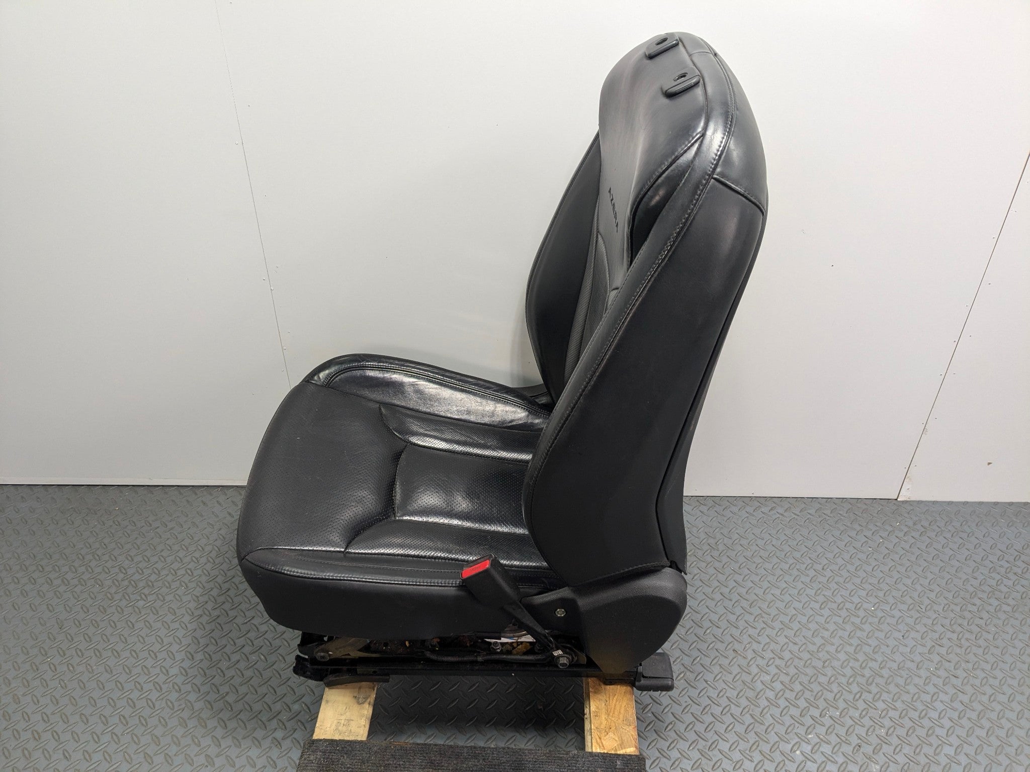 2012 - 2014 HYUNDAI AZERA OEM PASSENGER SIDE SEAT ASSEMBLY LEATHER FRONT RIGHT