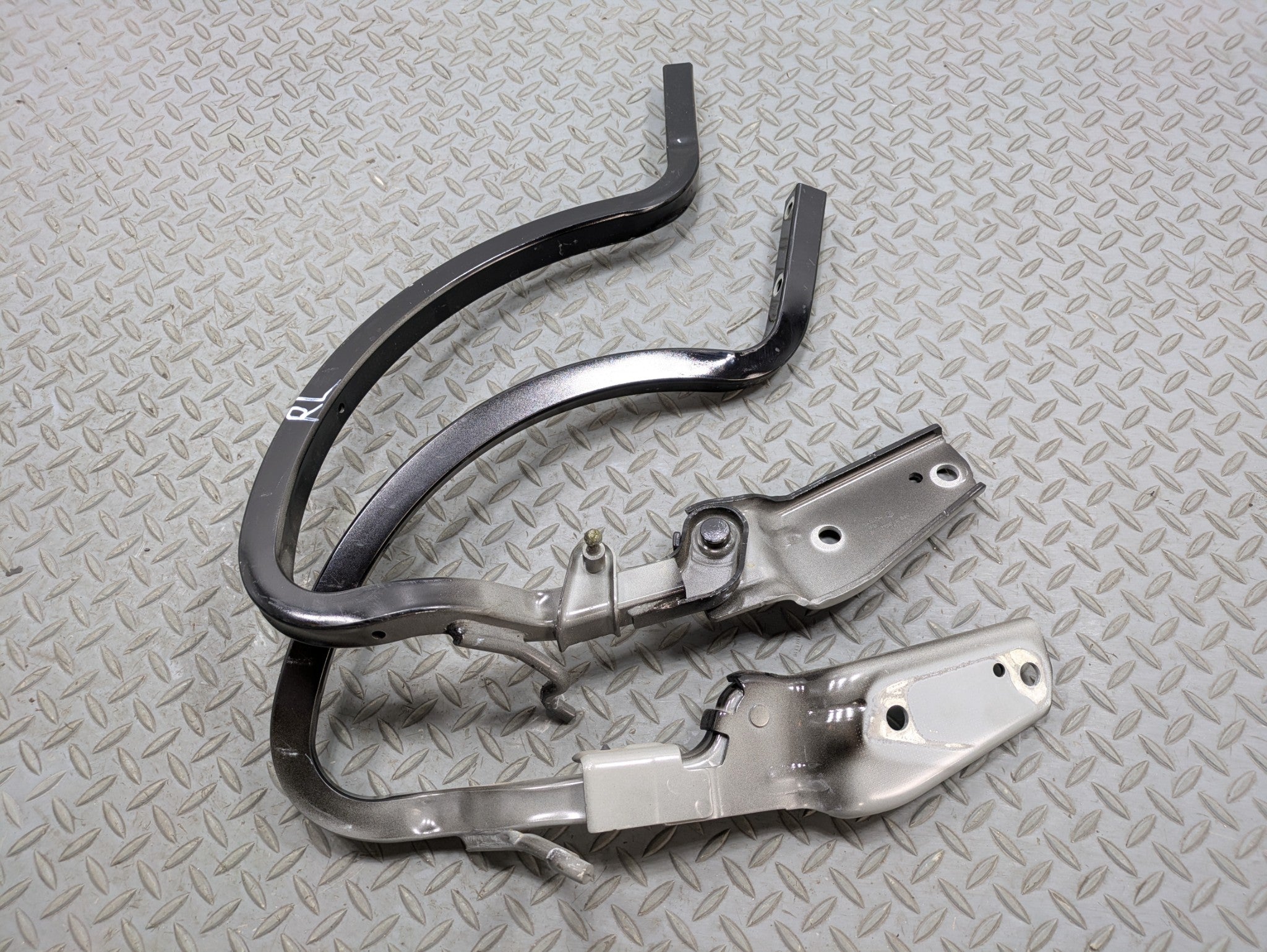 10 - 15 VOLKSWAGEN PASSAT OEM TAIL GATE HINGE REAR LEFT AND RIGHT SIDE TRUNK LID