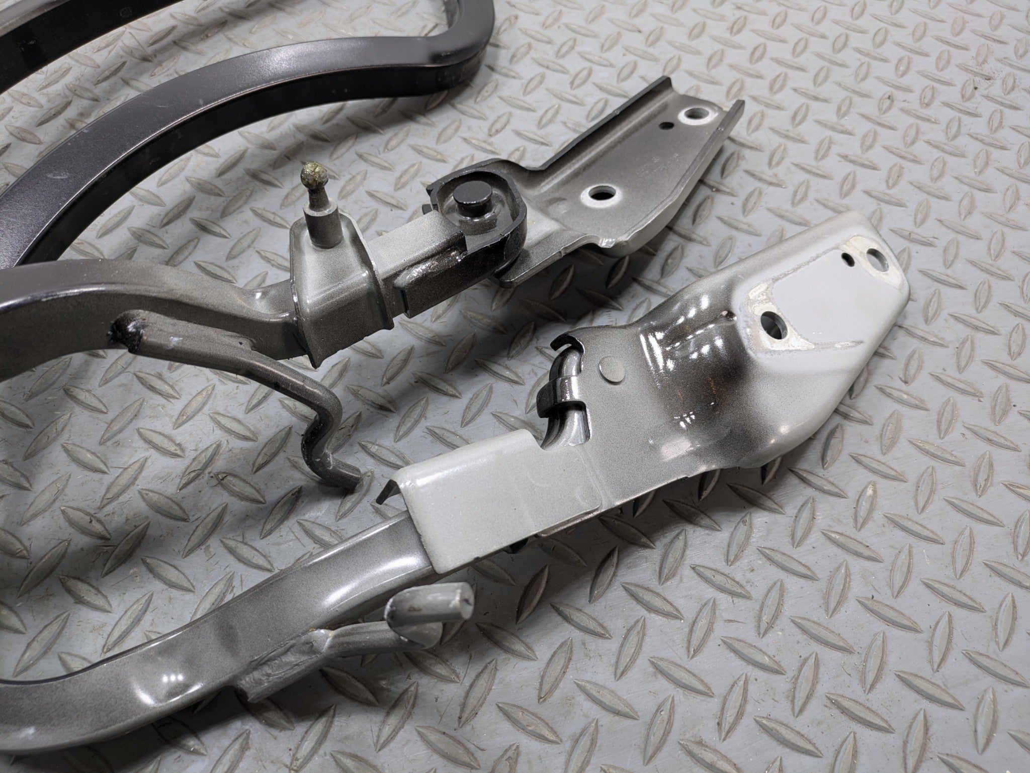 10 - 15 VOLKSWAGEN PASSAT OEM TAIL GATE HINGE REAR LEFT AND RIGHT SIDE TRUNK LID