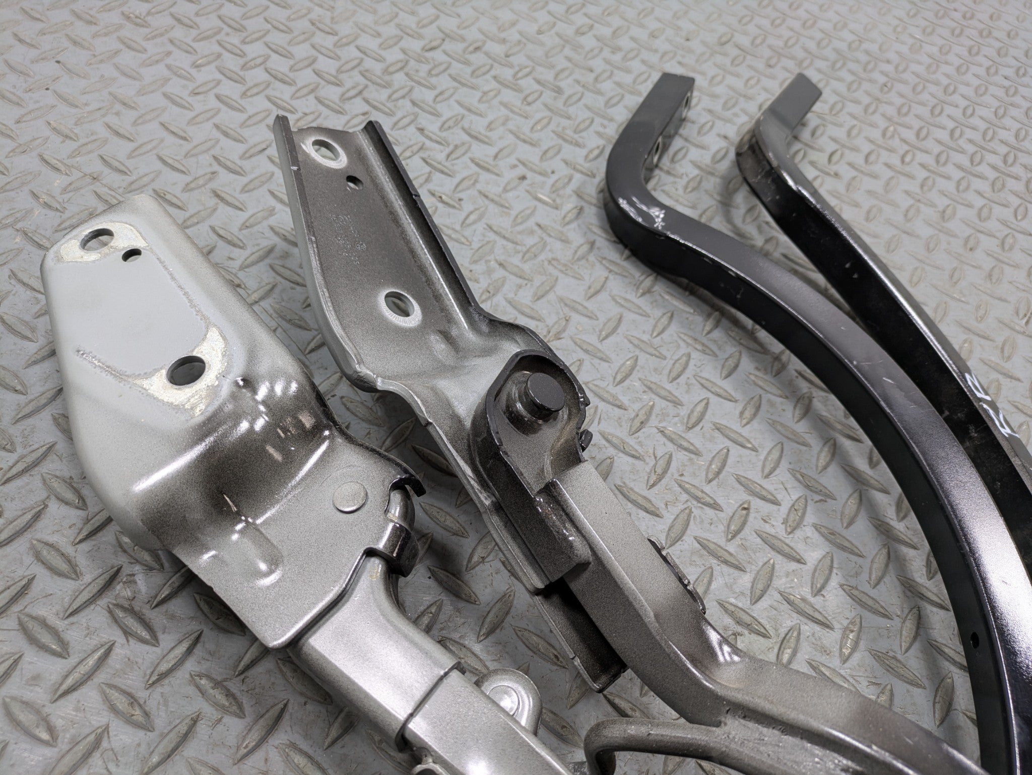 10 - 15 VOLKSWAGEN PASSAT OEM TAIL GATE HINGE REAR LEFT AND RIGHT SIDE TRUNK LID