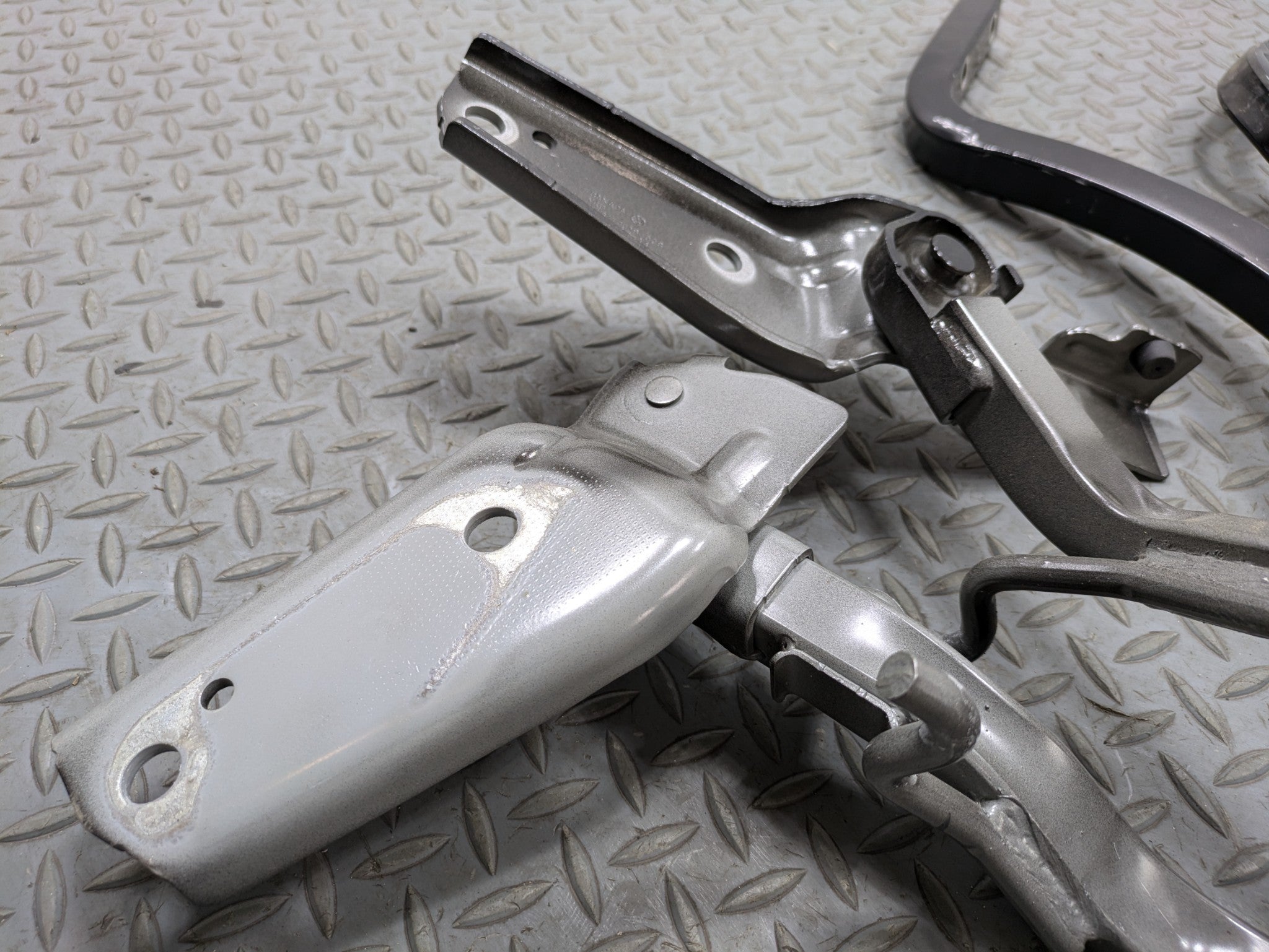 10 - 15 VOLKSWAGEN PASSAT OEM TAIL GATE HINGE REAR LEFT AND RIGHT SIDE TRUNK LID