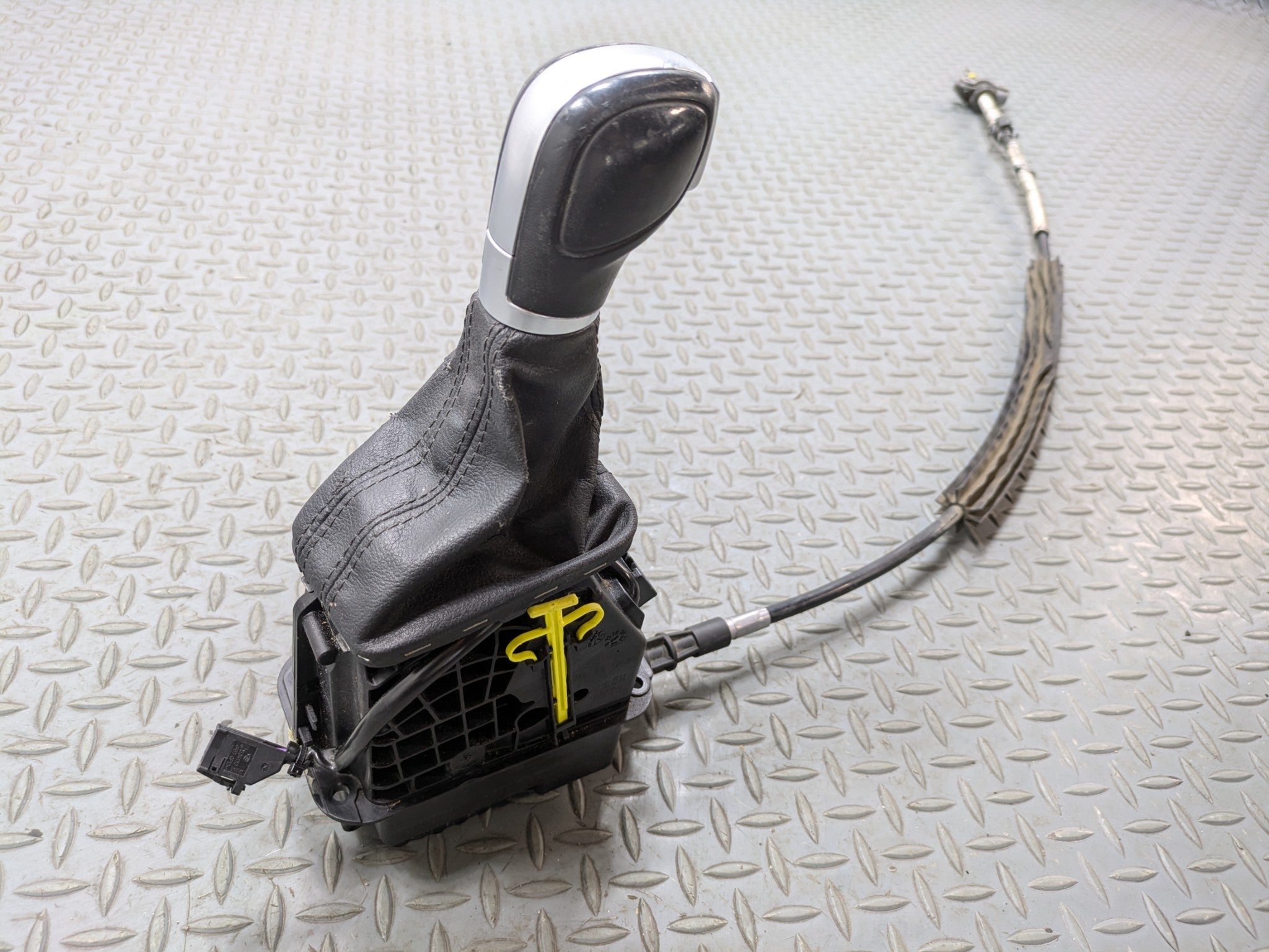 10 - 15 VOLKSWAGEN PASSAT OEM AUTOMATIC GEAR SELECTOR FLOOR SHIFTER WITH CABLE