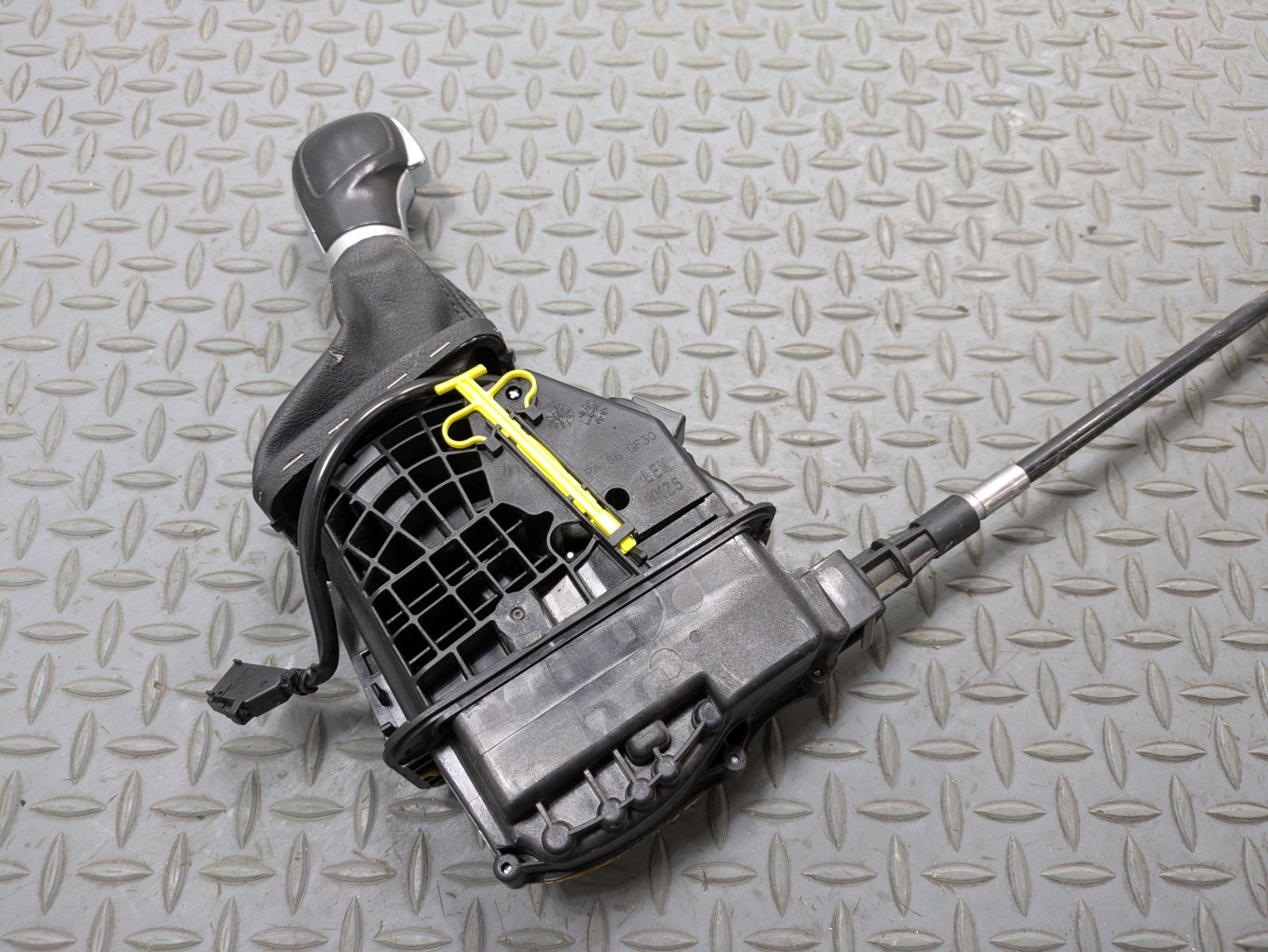 10 - 15 VOLKSWAGEN PASSAT OEM AUTOMATIC GEAR SELECTOR FLOOR SHIFTER WITH CABLE