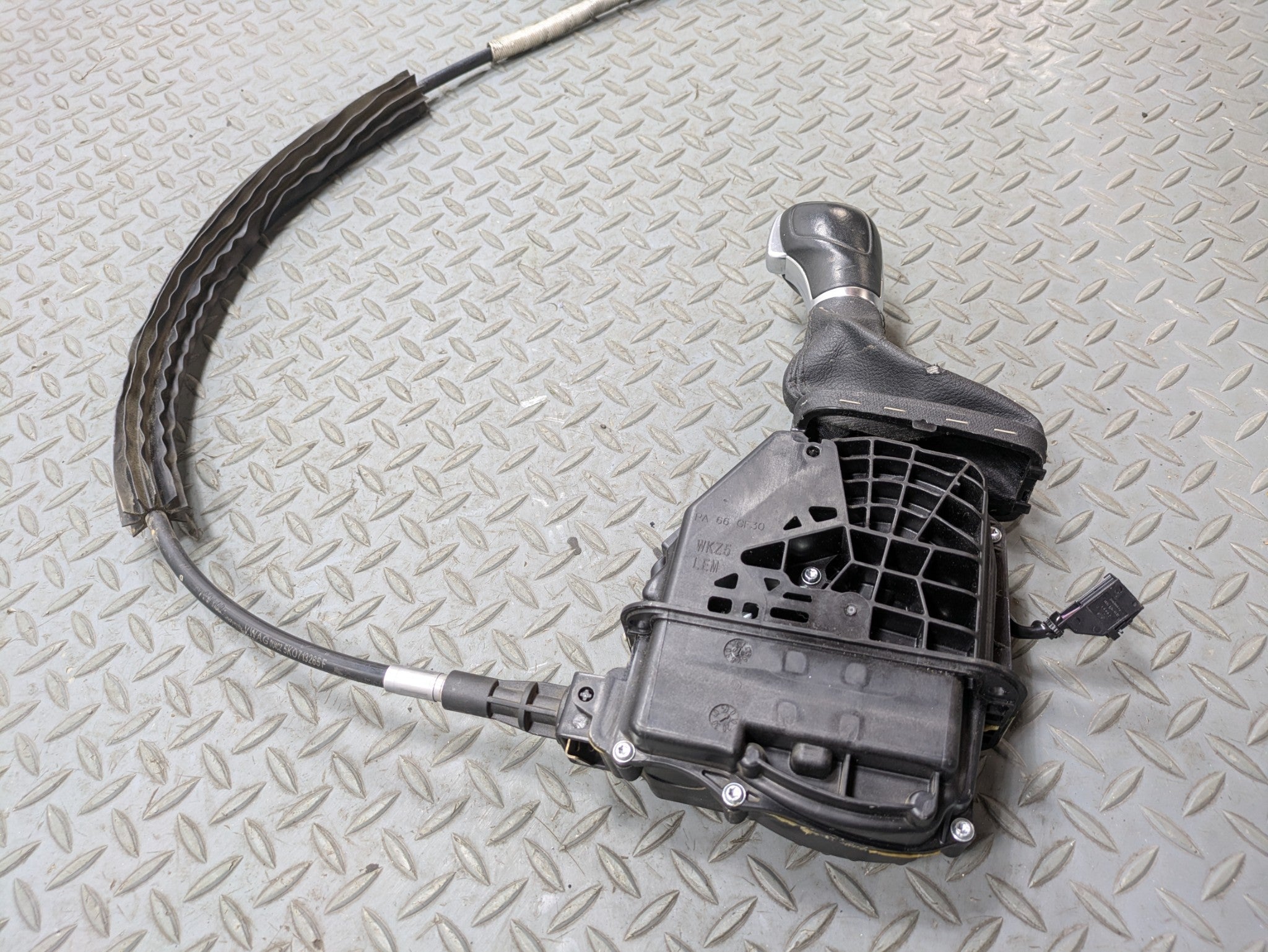 10 - 15 VOLKSWAGEN PASSAT OEM AUTOMATIC GEAR SELECTOR FLOOR SHIFTER WITH CABLE