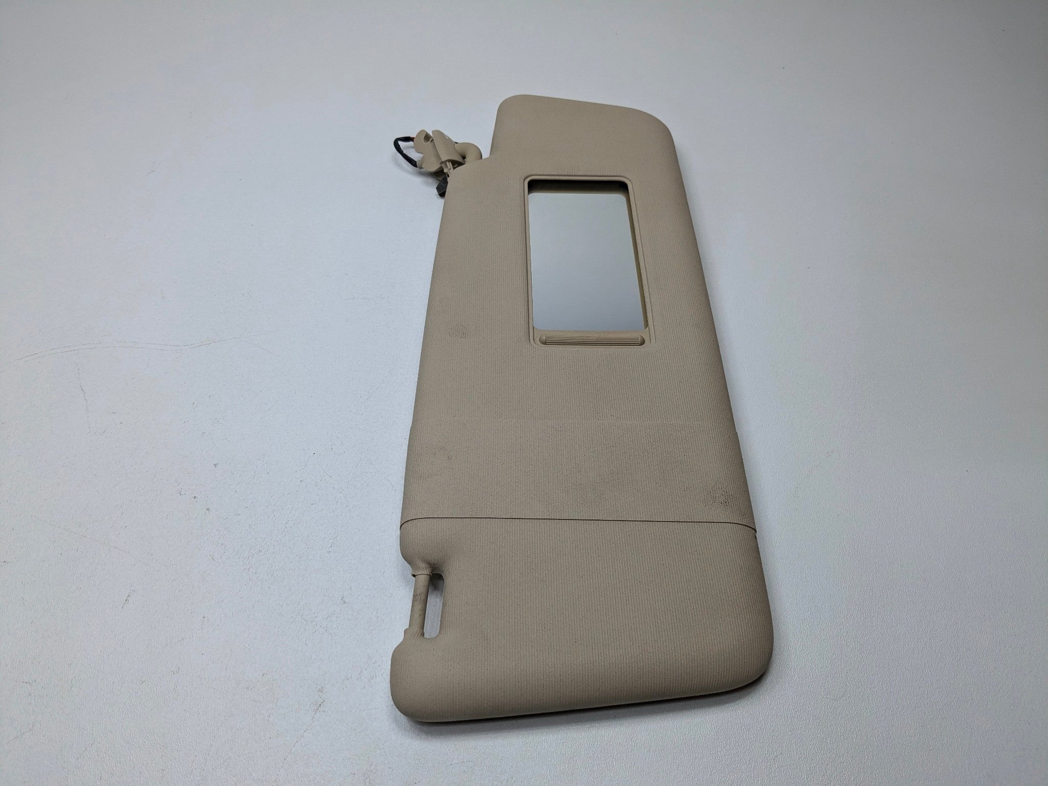 10 - 15 VOLKSWAGEN PASSAT OEM SUN VISOR UPPER ROOF FRONT RIGHT PASSENGER SIDE