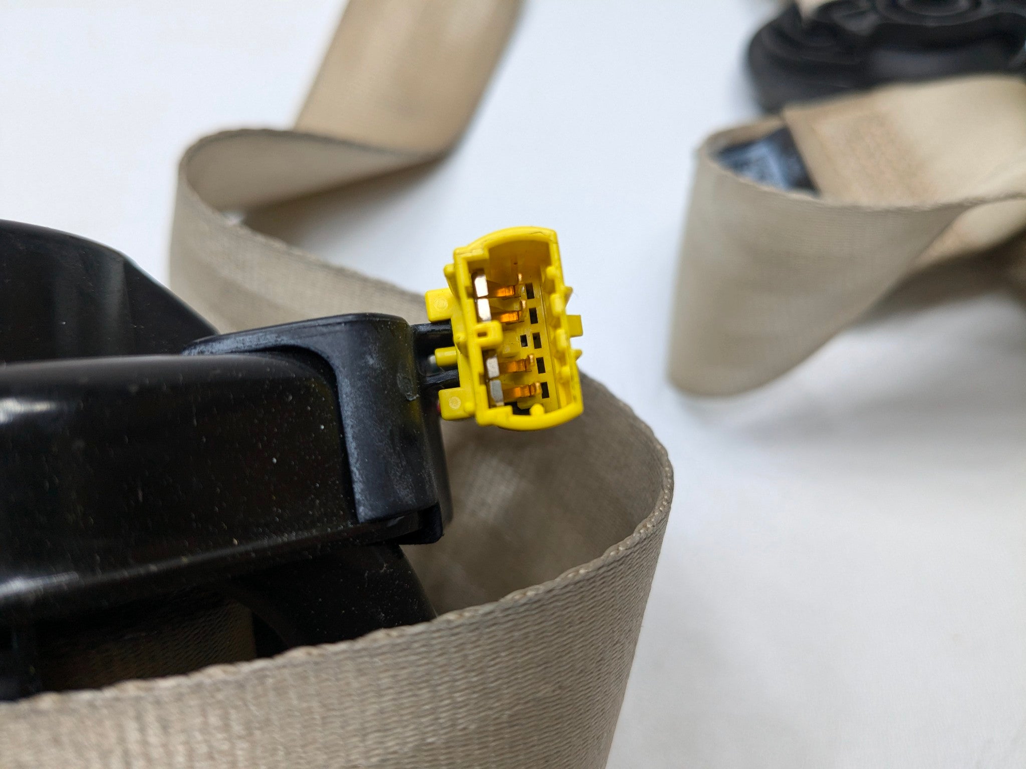 10 -15 VOLKSWAGEN PASSAT OEM SEAT BELT RETRACTOR PRETENSIONER BUCKLE FRONT RIGHT