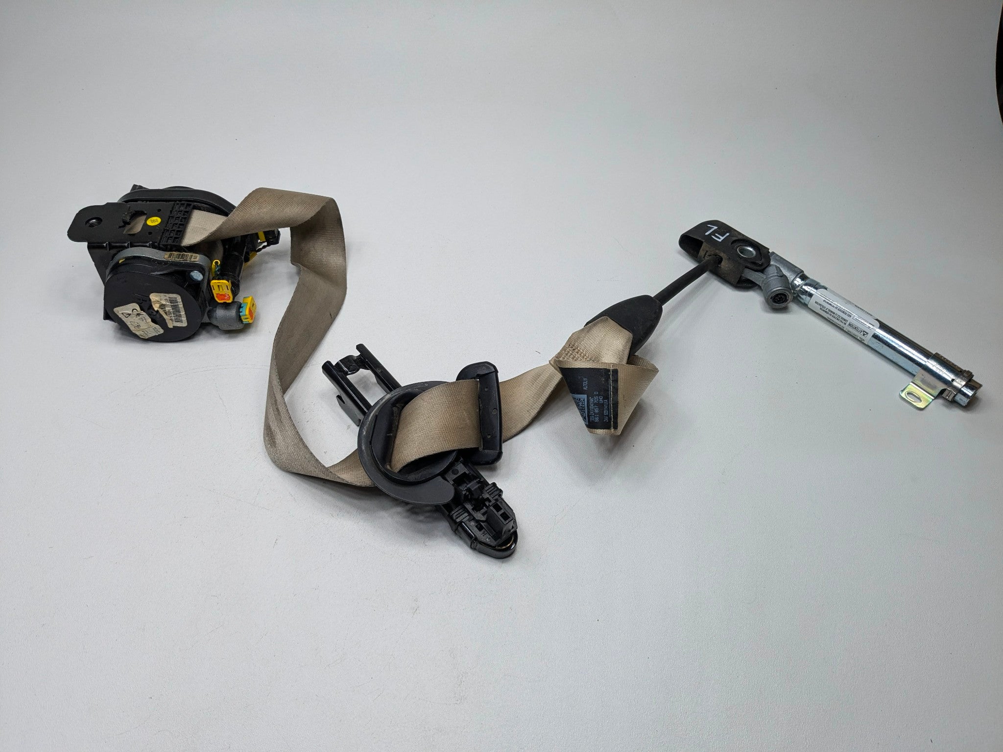 10 - 15 VOLKSWAGEN PASSAT OEM SEAT BELT RETRACTOR PRETENSIONER BUCKLE FRONT LEFT