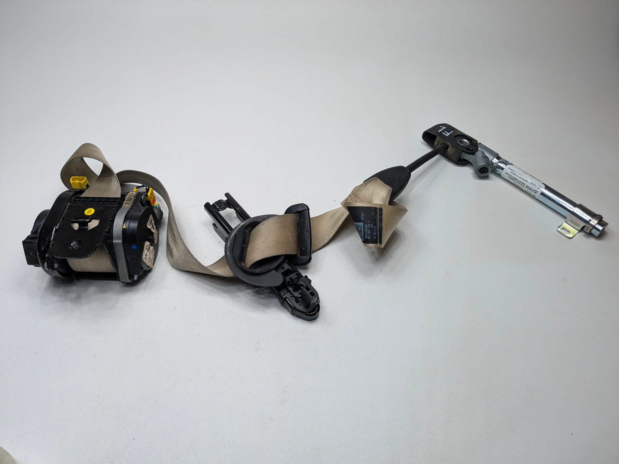 10 - 15 VOLKSWAGEN PASSAT OEM SEAT BELT RETRACTOR PRETENSIONER BUCKLE FRONT LEFT