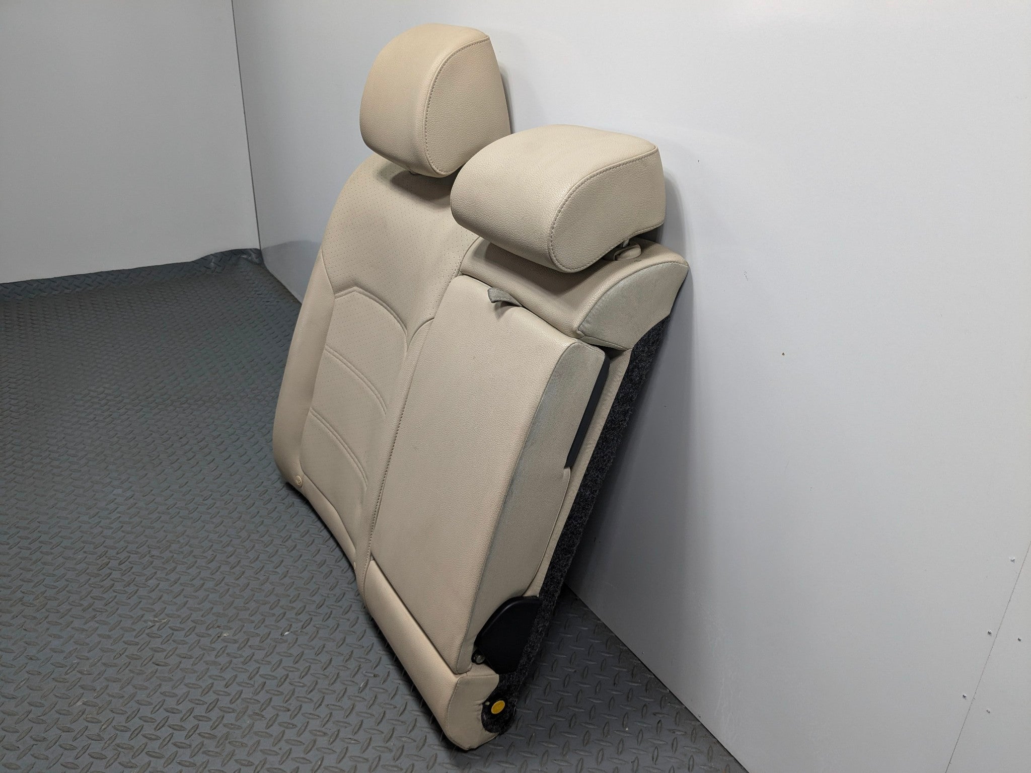 10 - 15 VOLKSWAGEN PASSAT OEM SEAT CUSHION WITH ARMREST REAR RIGHT UPPER SIDE