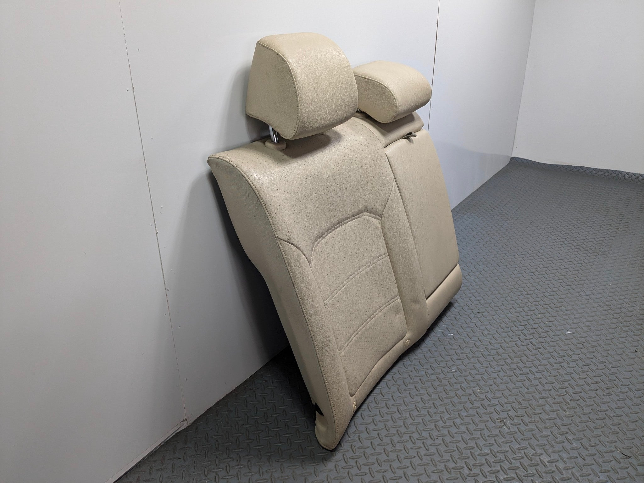 10 - 15 VOLKSWAGEN PASSAT OEM SEAT CUSHION WITH ARMREST REAR RIGHT UPPER SIDE