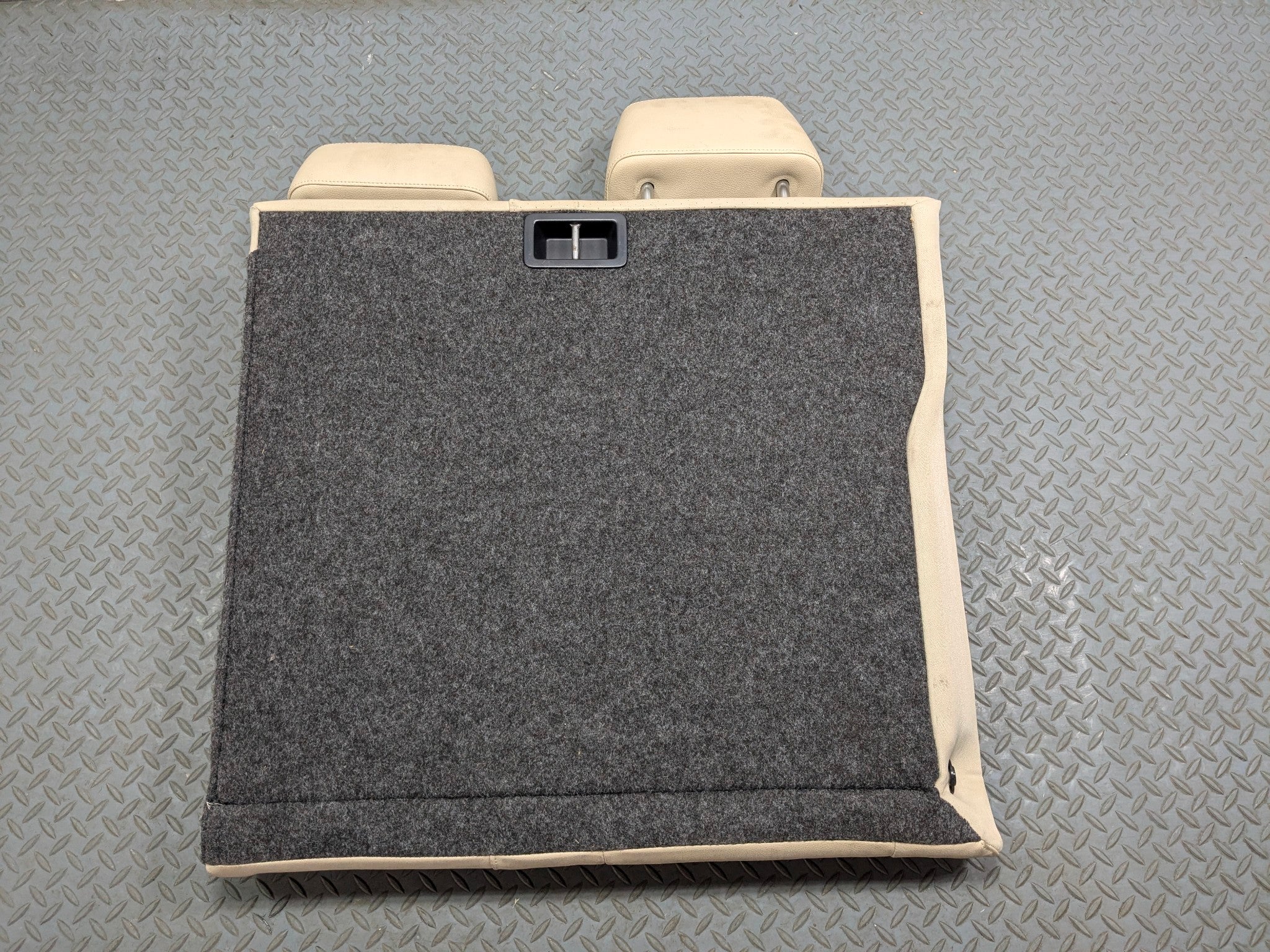 10 - 15 VOLKSWAGEN PASSAT OEM SEAT CUSHION WITH ARMREST REAR RIGHT UPPER SIDE