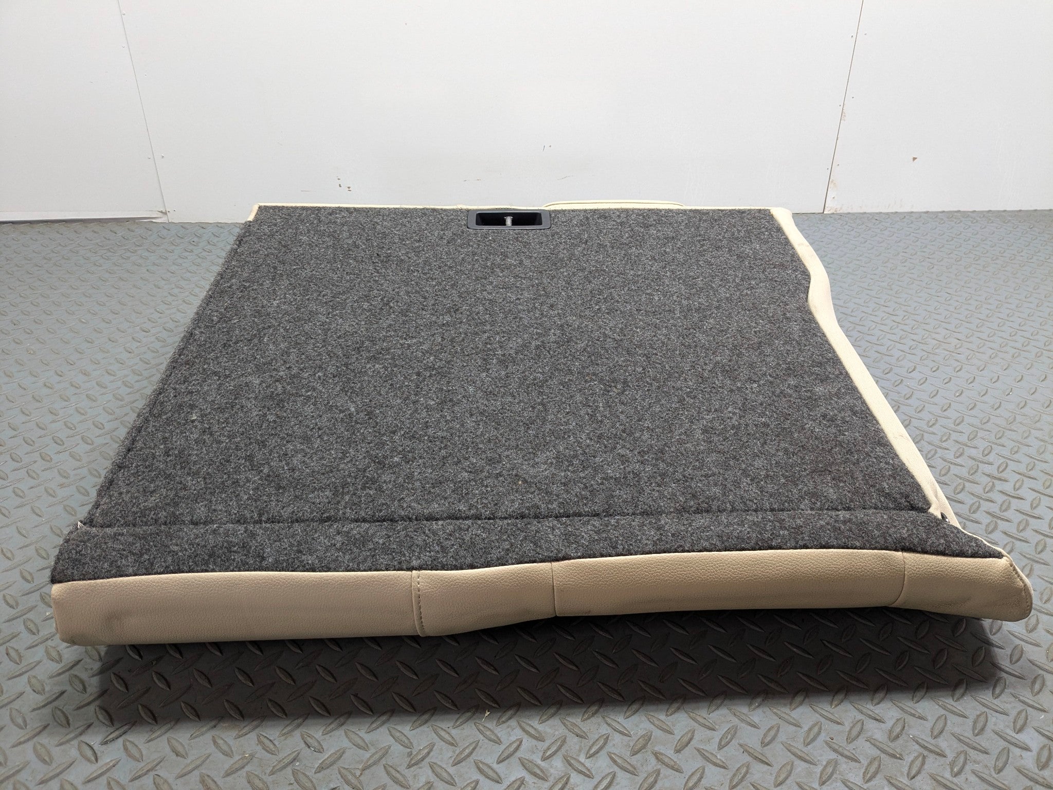 10 - 15 VOLKSWAGEN PASSAT OEM SEAT CUSHION WITH ARMREST REAR RIGHT UPPER SIDE