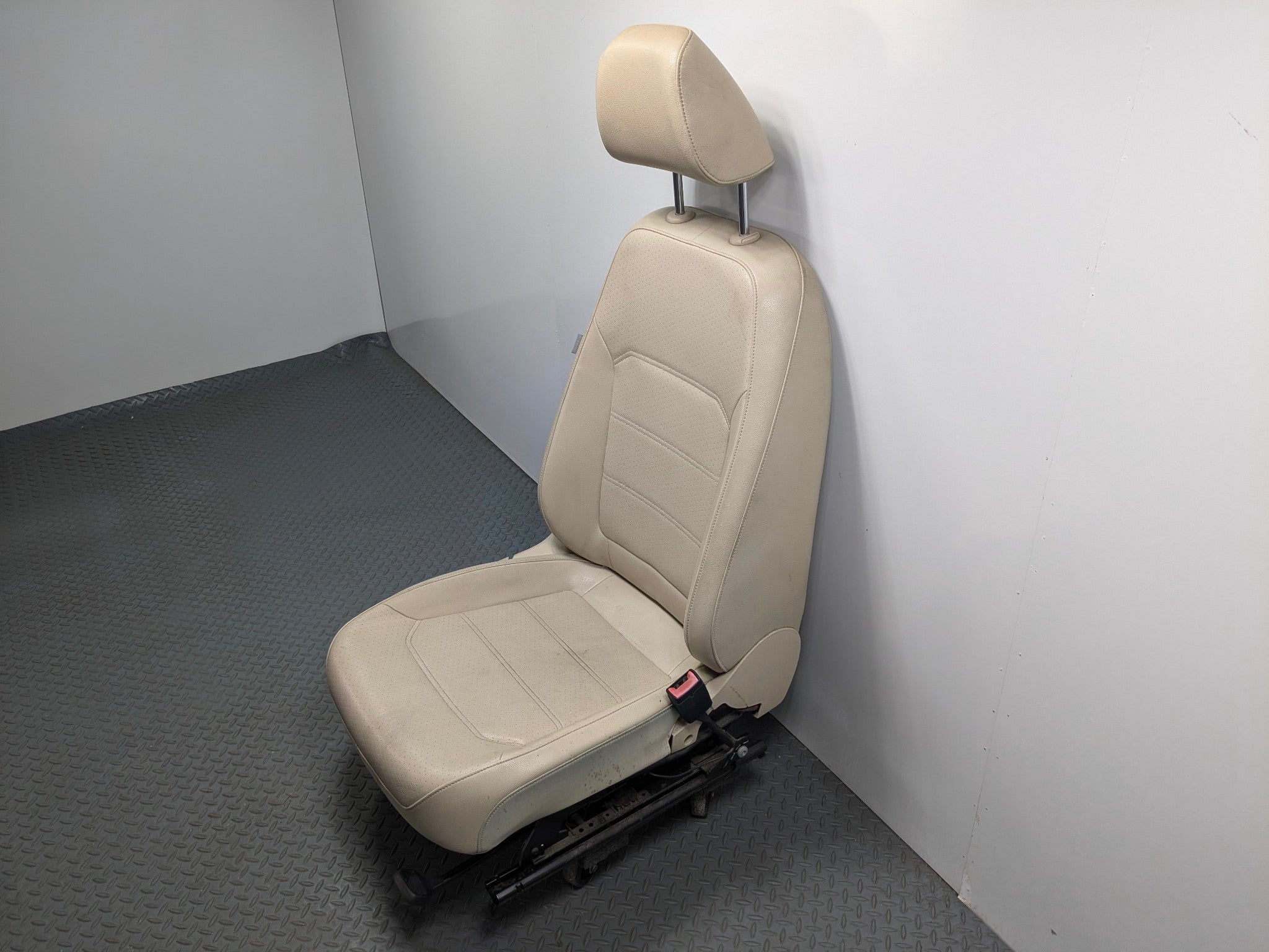 10 - 15 VOLKSWAGEN PASSAT OEM PASSENGER SIDE SEAT ASSEMBLY LEATHER FRONT RIGHT