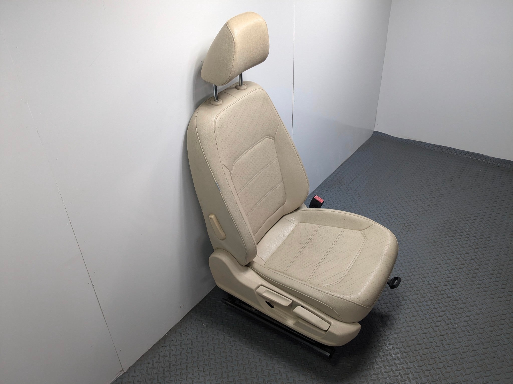 10 - 15 VOLKSWAGEN PASSAT OEM PASSENGER SIDE SEAT ASSEMBLY LEATHER FRONT RIGHT