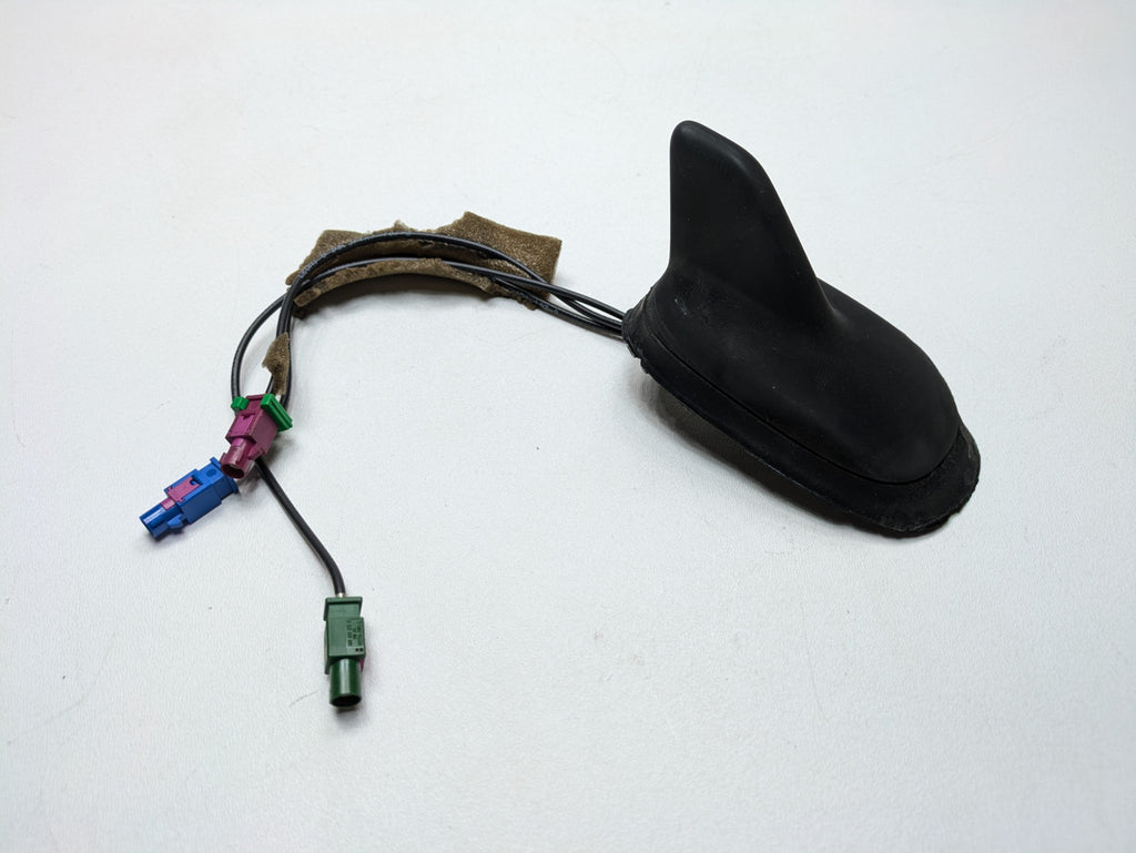 2010 - 2015 VOLKSWAGEN PASSAT OEM ANTENNA ROOF SHARK FIN RADIO AUDIO ASSEMBLY