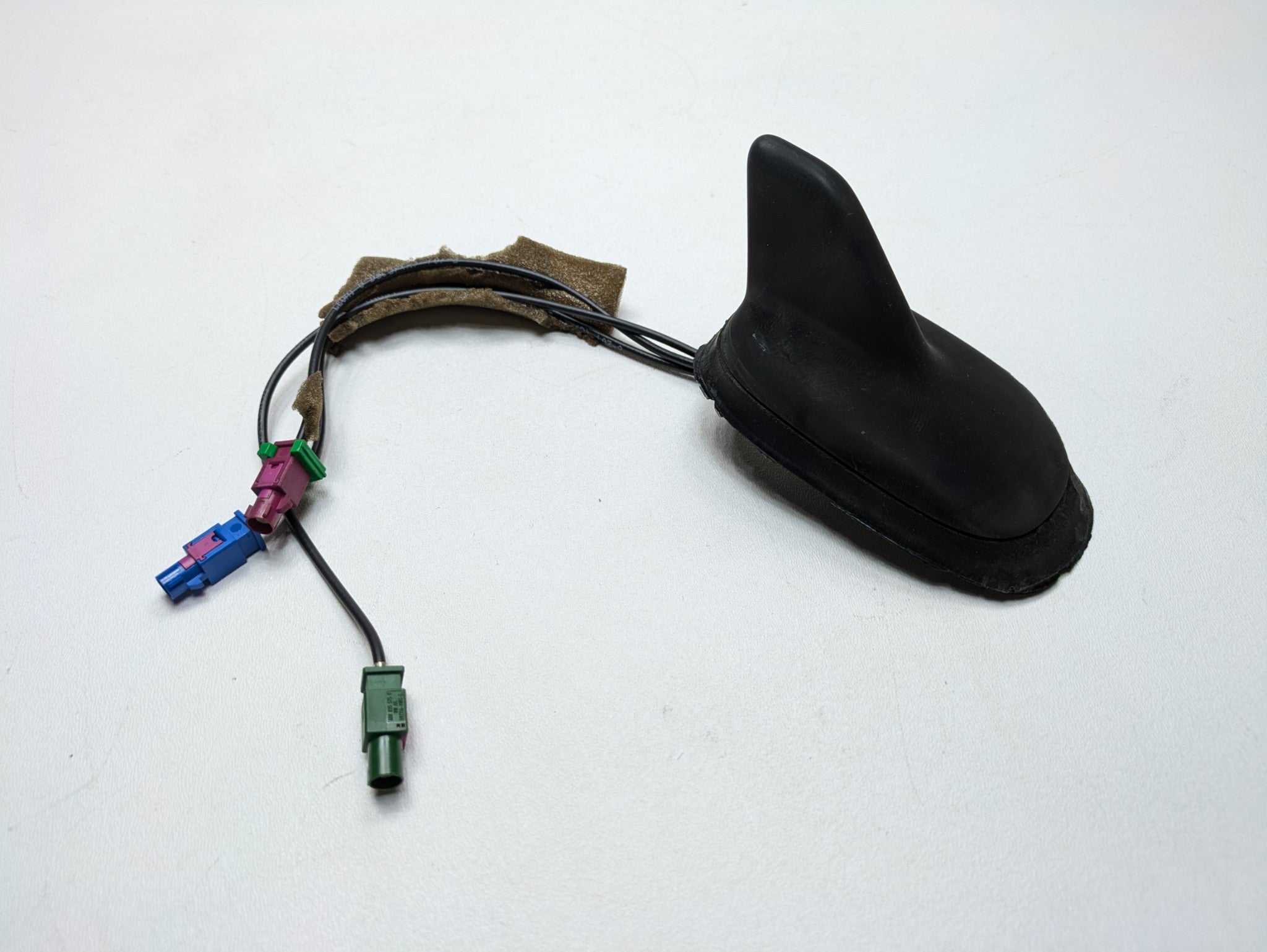 2010 - 2015 VOLKSWAGEN PASSAT OEM ANTENNA ROOF SHARK FIN RADIO AUDIO ASSEMBLY