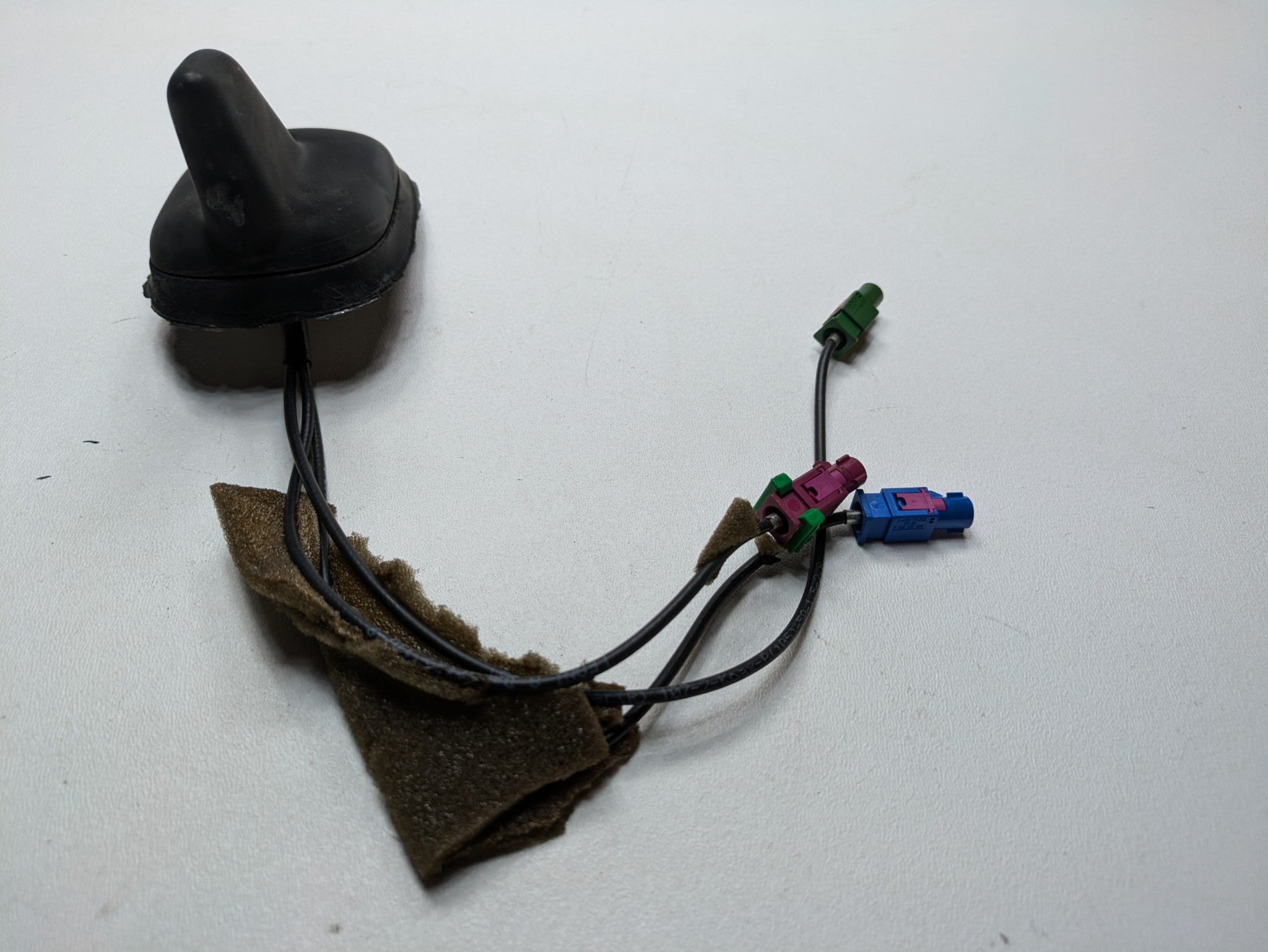 2010 - 2015 VOLKSWAGEN PASSAT OEM ANTENNA ROOF SHARK FIN RADIO AUDIO ASSEMBLY