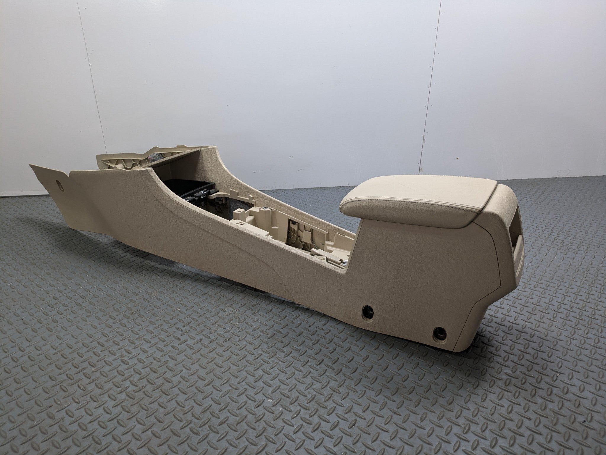 10 - 15 VOLKSWAGEN PASSAT OEM CENTER CONSOLE FRAME BRACKET WITH ARMREST BEIGE