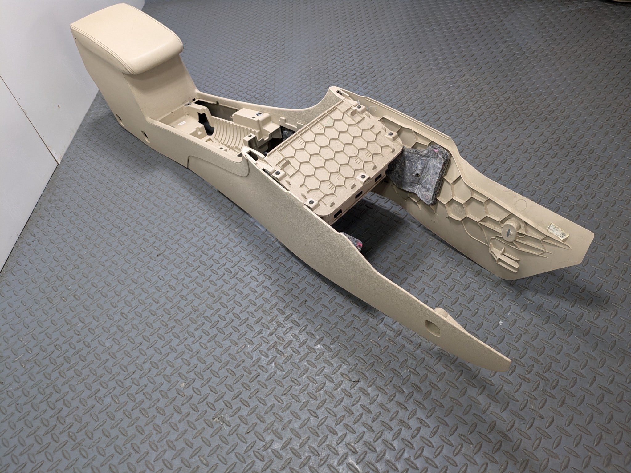 10 - 15 VOLKSWAGEN PASSAT OEM CENTER CONSOLE FRAME BRACKET WITH ARMREST BEIGE