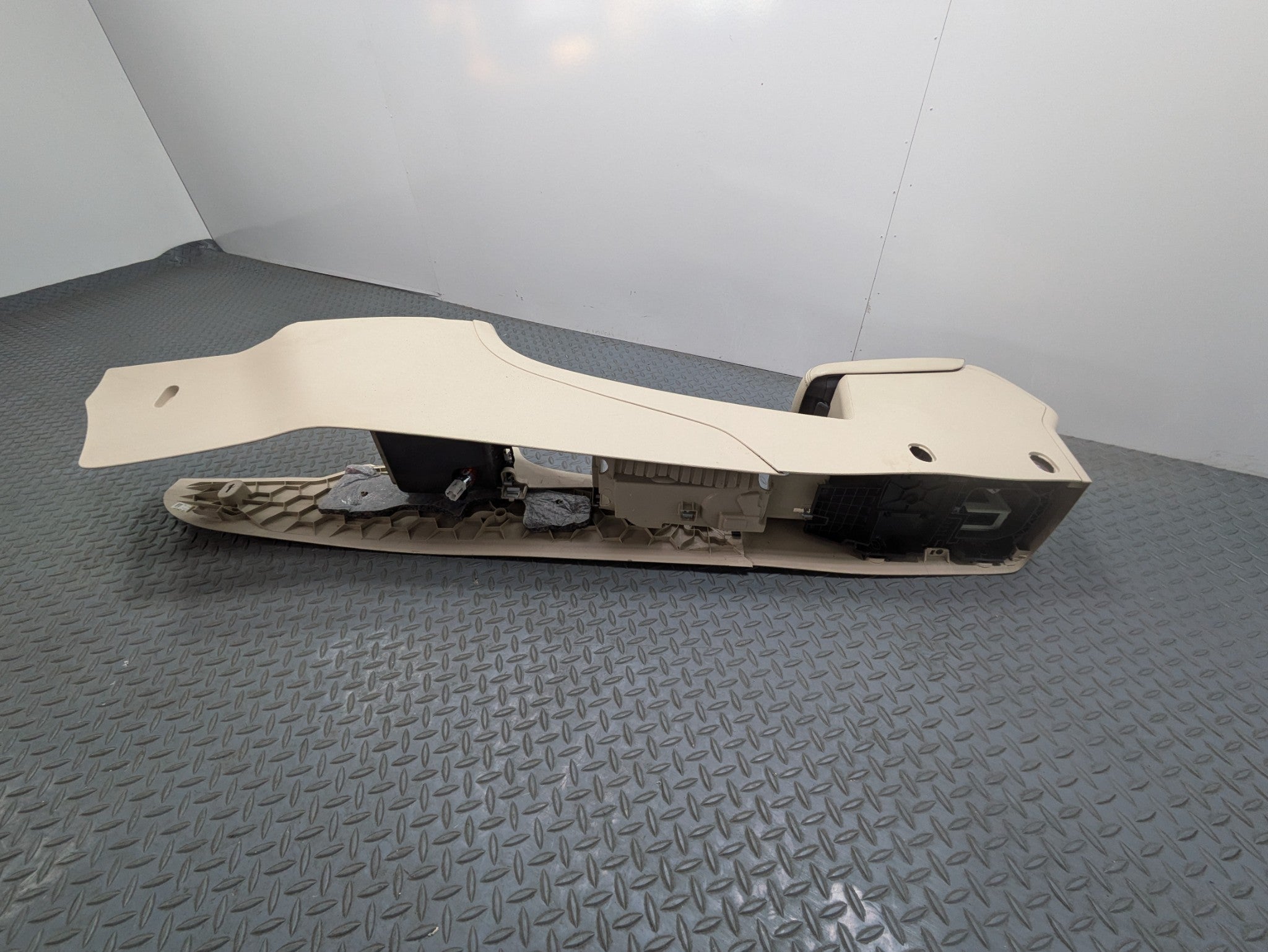 10 - 15 VOLKSWAGEN PASSAT OEM CENTER CONSOLE FRAME BRACKET WITH ARMREST BEIGE