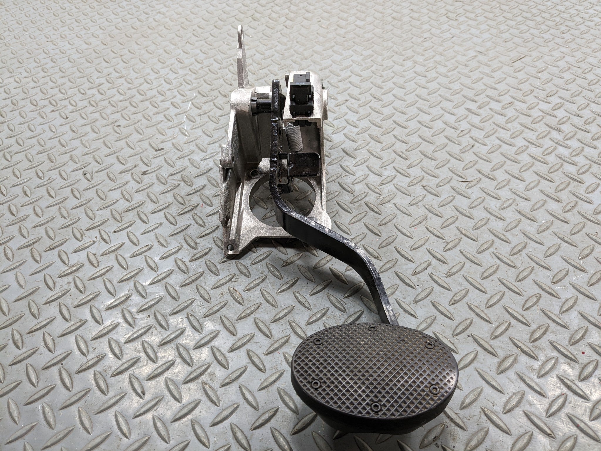 2008 - 2014 MINI COOPER OEM BRAKE PEDAL WITH BRACKET FOOT STOP ASSEMBLY