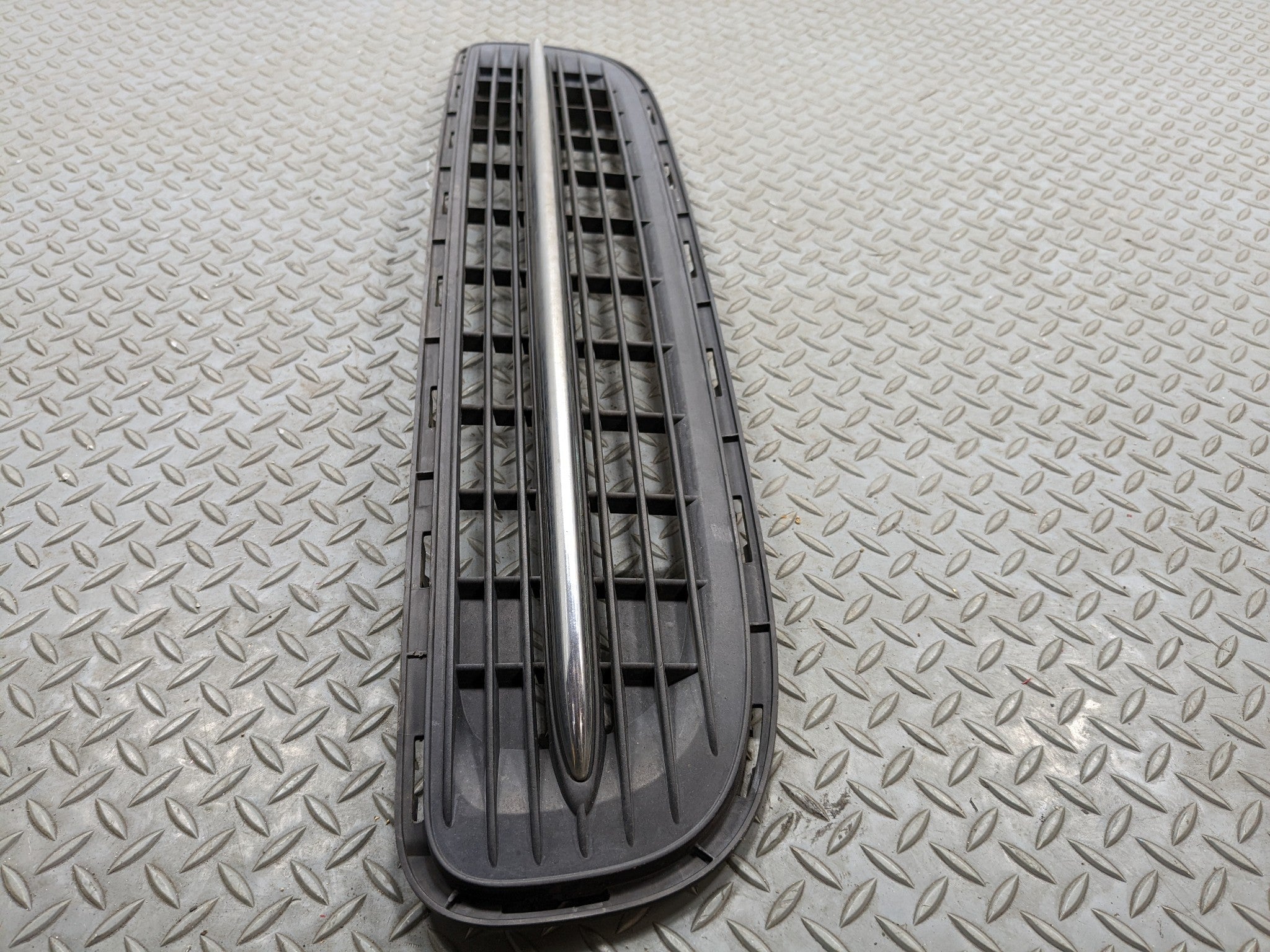 2008 - 2014 MINI COOPER OEM LOWER GRILLE FRONT BUMPER MOUNTED ASSEMBLY