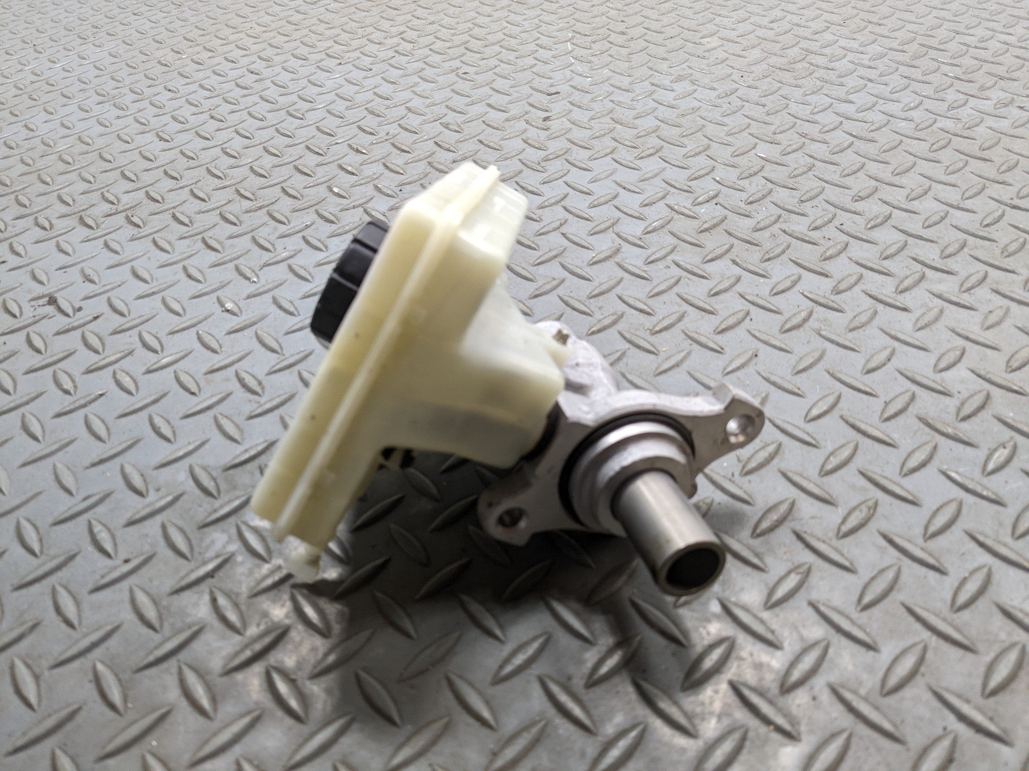 2008 - 2014 MINI COOPER OEM BRAKE MASTER CYLINDER WITH RESERVOIR ASSEMBLY